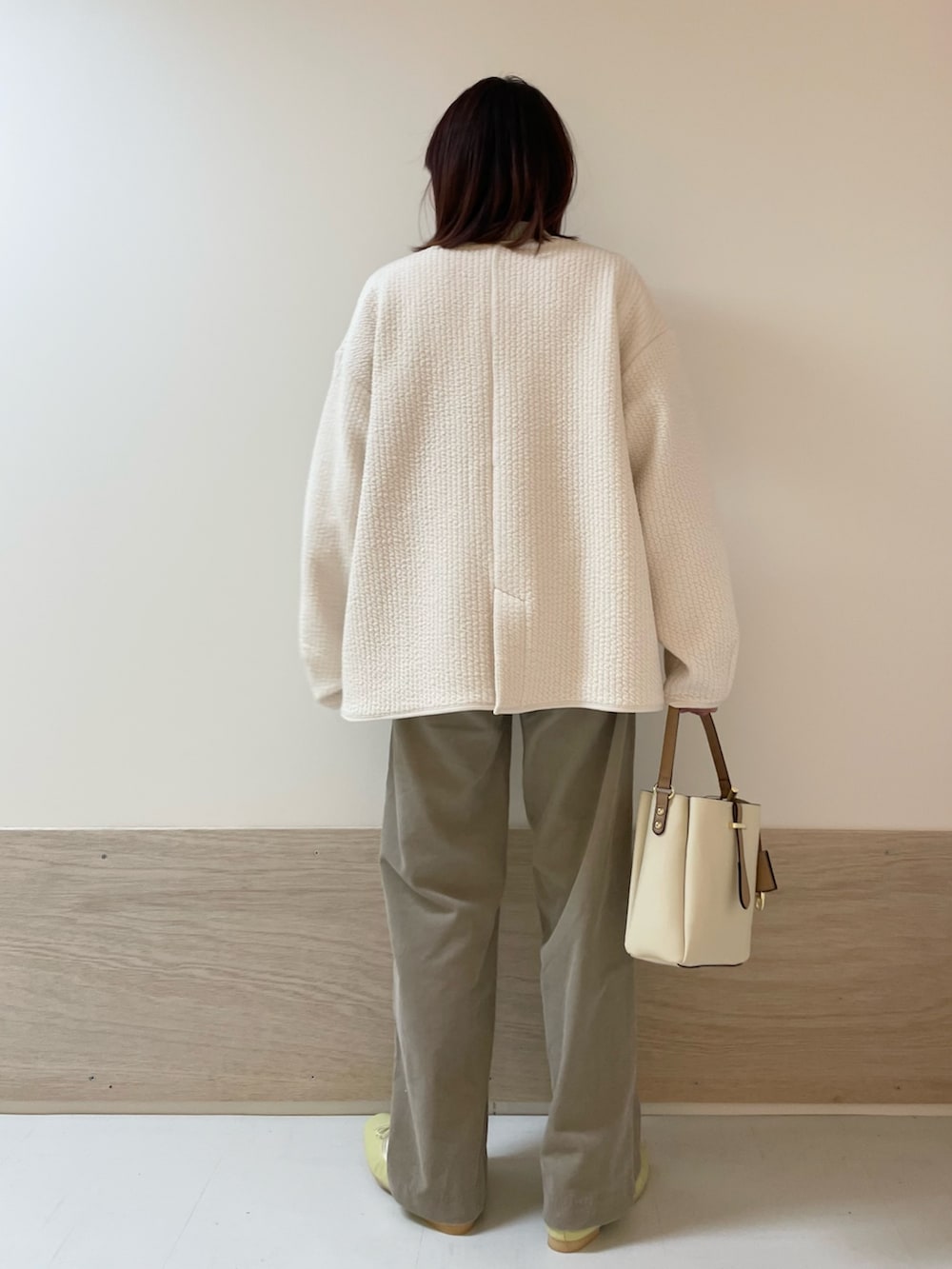 「URBAN RESEARCH DOORS、URBAN RESEARCH DOORS WOMENS、アーバンリサーチドアーズ、春アウター、淡色コーデ、春コーデ、休日スタイル、お出かけコーデ、カジュアル、大人カジュアル、春色、春服みてみて、低身長、骨格ストレート、きれいめカジュアル」｜「URBAN RESEARCH DOORSの『URTECH』コーデュロイイージーパンツ（その他パンツ、ベージュ系）」を使った、ホンダ マユさん（レディース・152cm）の冬コーディネートの7枚目の写真