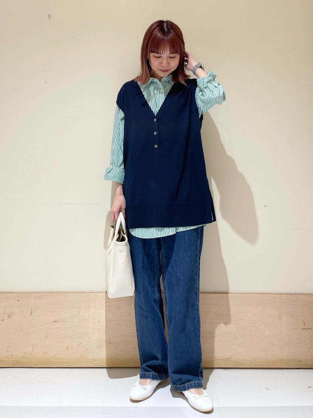 グリーン系のシャツ/ブラウス、ブルー系のデニムパンツ、ホワイト系のバレエシューズを着用したレディースの春コーディネートの3枚目の写真