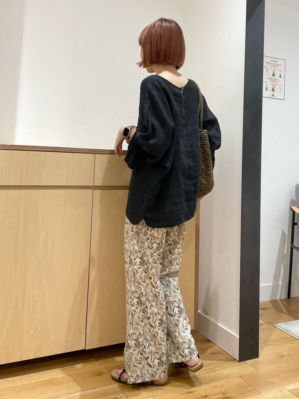 ブラック系のシャツ/ブラウス、ホワイト系のその他パンツ、グリーン系のかごバッグを着用したレディースの春コーディネートの6枚目の写真