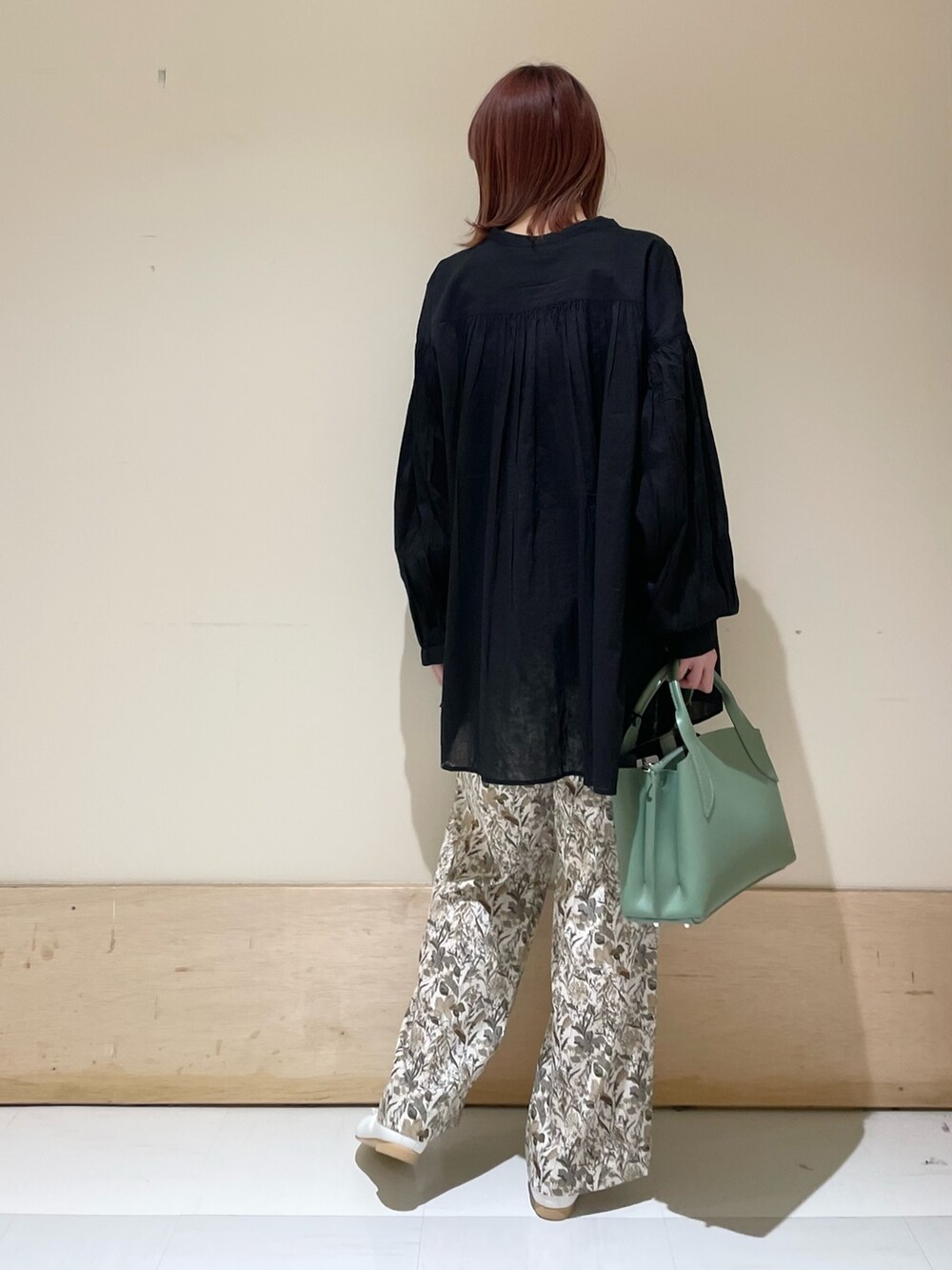 ブラック系のシャツ/ブラウス、ホワイト系のその他パンツ、ホワイト系のバレエシューズを着用したレディースの春コーディネートの7枚目の写真