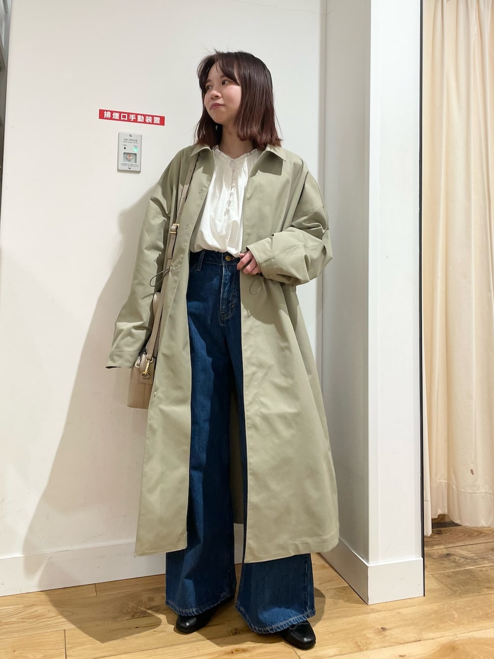 「URBAN RESEARCH DOORS、URBAN RESEARCH DOORS WOMENS、アーバンリサーチドアーズ、EKAL、ステンカラーコート、ブラウス、ブラウス×デニム、LEE、きれいめカジュアル、低身長、骨格ストレート、デートコーデ、ショルダーバッグ、シンプルコーデ、春色」｜「EKALの撥水ステンカラーコート（ステンカラーコート、グリーン系）」を使った、ホンダ マユさん（レディース・152cm）の冬コーディネートの3枚目の写真