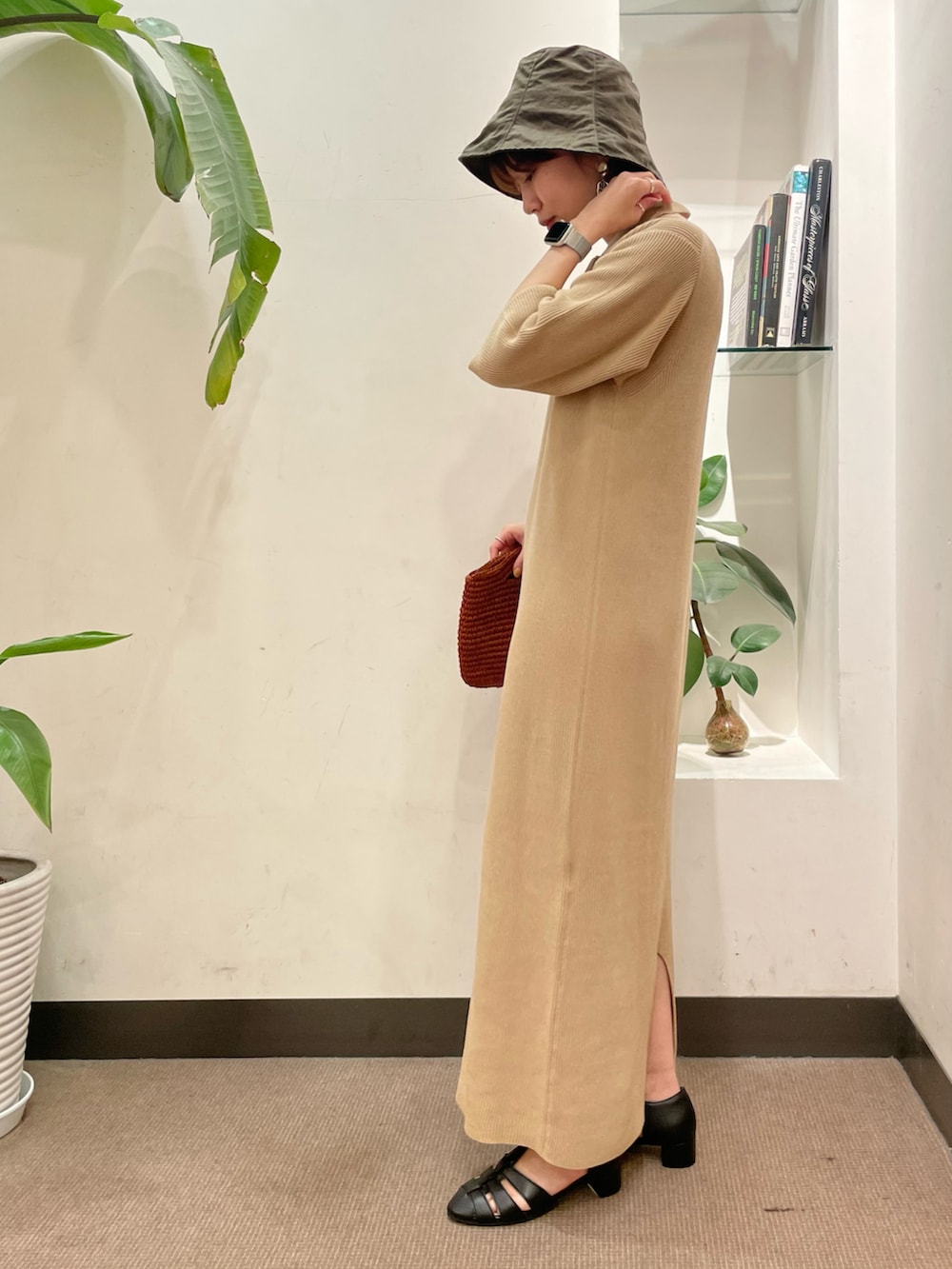 ブラック系のサンダル、ベージュ系のワンピース、グリーン系のハットを着用したレディースの夏コーディネートの3枚目の写真