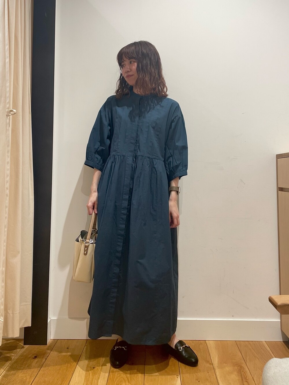 「URBAN RESEARCH DOORS、URBAN RESEARCH DOORS WOMENS、アーバンリサーチドアーズ、ワンピース、ブルー、シンプルコーデ、お出掛けコーデ、お出かけコーデ、休日スタイル、春夏コーデ、きれいめカジュアル、夏コーデ、デートコーデ、低身長コーデ、骨格ストレート」｜「URBAN RESEARCH DOORSのピンタックウエスト切替ワンピース（ワンピース、ブルー系）」を使った、ホンダ マユさん（レディース・152cm）の夏コーディネートの3枚目の写真