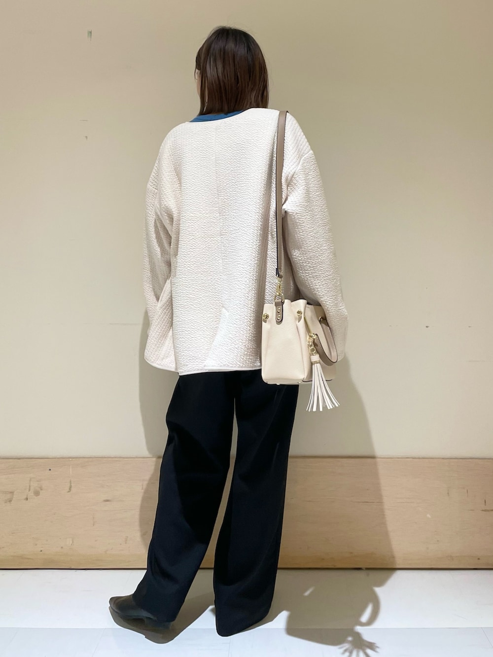 「URBAN RESEARCH DOORS、URBAN RESEARCH DOORS WOMENS、秋アウター、ライトアウター、キルトジャケット、ブルー、カラーニット、秋コーデ、お出かけコーデ、休日スタイル、低身長、低身長コーデ、骨格ウェーブ、大人カジュアル、きれいめカジュアル」｜「URBAN RESEARCH DOORSの『洗濯可』ウォッシャブルウールクルーネックプルオーバー（ニット/セーター、ブルー系）」を使った、ホンダ マユさん（レディース・152cm）の秋コーディネートの6枚目の写真