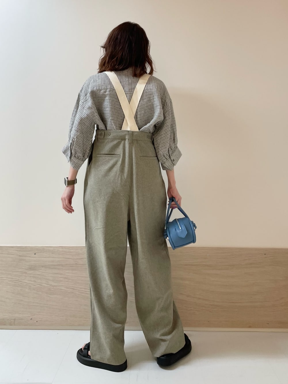 「URBAN RESEARCH DOORS、URBAN RESEARCH DOORS WOMENS、アーバンリサーチドアーズ、サスベンダー、サロペット、チェック、チェックシャツ、春夏コーデ、お出かけコーデ、休日スタイル、大人カジュアル、低身長コーデ、骨格ストレート、デートコーデ、ベージュコーデ」｜「FORK&SPOONのFORK&SPOON　サスペンダーパンツ（その他パンツ、ベージュ系）」を使った、ホンダ マユさん（レディース・152cm）の春コーディネートの6枚目の写真