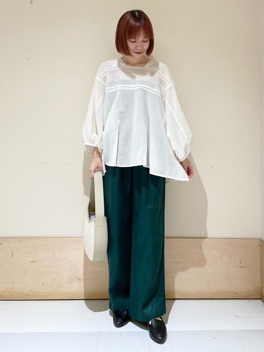 「URBAN RESEARCH DOORS、URBAN RESEARCH DOORS WOMENS、アーバンリサーチドアーズ、レース、レースブラウス、リネンパンツ、イージーパンツ、休日スタイル、リラックススタイル、シンプルコーデ、ビッグシルエット、低身長、低身長コーデ、カジュアルコーデ、お出かけコーデ」｜「URBAN RESEARCH DOORSのリネンツイルイージーパンツ（その他パンツ、グリーン系）」を使った、ホンダ マユさん（レディース・152cm）の春コーディネートの2枚目の写真