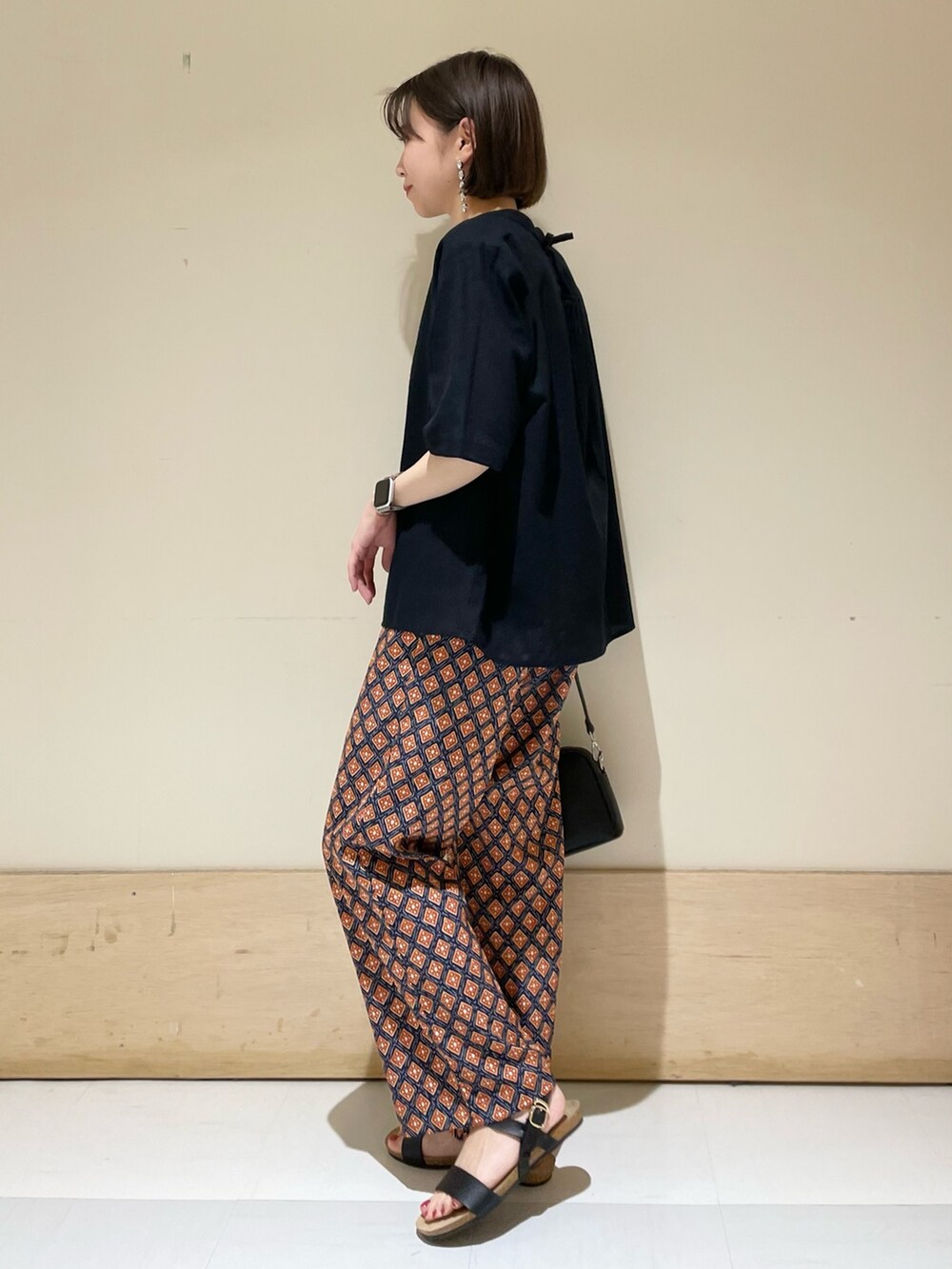 ブラック系のサンダル、ブラック系のショルダーバッグ、ブルー系のその他パンツを着用したレディースの夏コーディネートの4枚目の写真