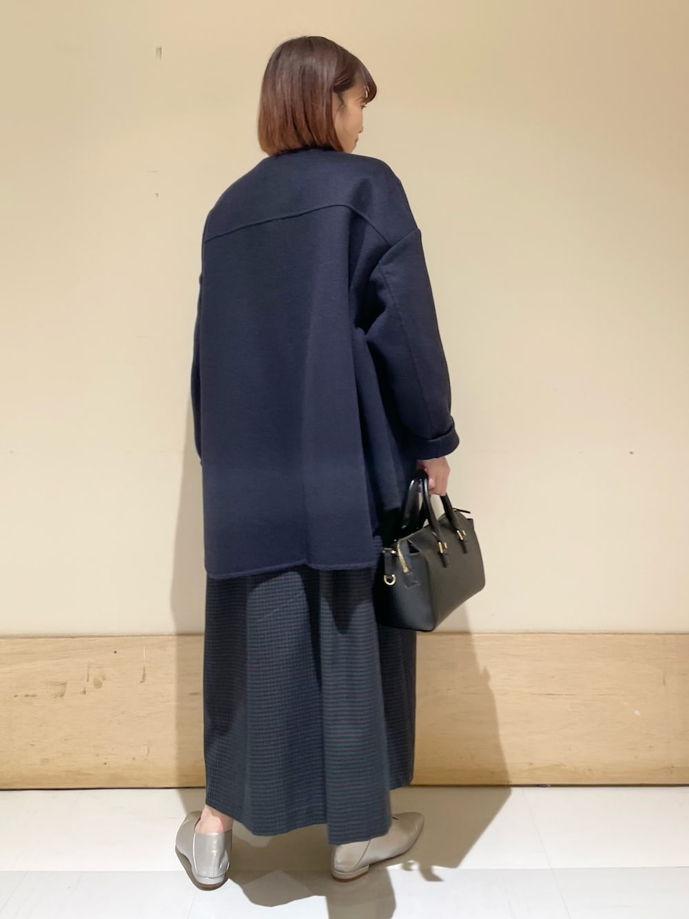 「URBAN RESEARCH DOORS、URBAN RESEARCH DOORS WOMENS、アーバンリサーチドアーズ、ワンピース、お出かけコーデ、きれいめカジュアル、冬アウター、休日スタイル、冬のコーデ、ネイビー、オトナカワイイ、新星WEARISTAにエントリー、チェック、チェックワンピース、低身長」｜「URBAN RESEARCHの『MADE IN JAPAN』Vカット2WAYパンプス（パンプス、シルバー系）」を使った、ホンダ マユさん（レディース・152cm）の冬コーディネートの6枚目の写真