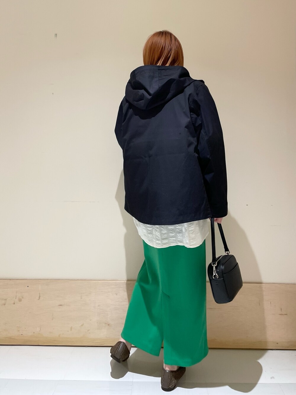 「URBAN RESEARCH DOORS、URBAN RESEARCH DOORS WOMENS、アーバンリサーチドアーズ、春アウター、マウンテンパーカー、春服デビュー宣言、グリーン、きれいめカジュアル、パステル映える春、春服みてみて、ブラウス、春コーデ、おでかけコーデ、低身長、低身長コーデ」|「URBAN RESEARCH DOORSのシアサッカーブラウス(シャツ/ブラウス、ホワイト系)」を使った、ホンダ マユさん(レディース・152cm)の春コーディネートの5枚目の写真