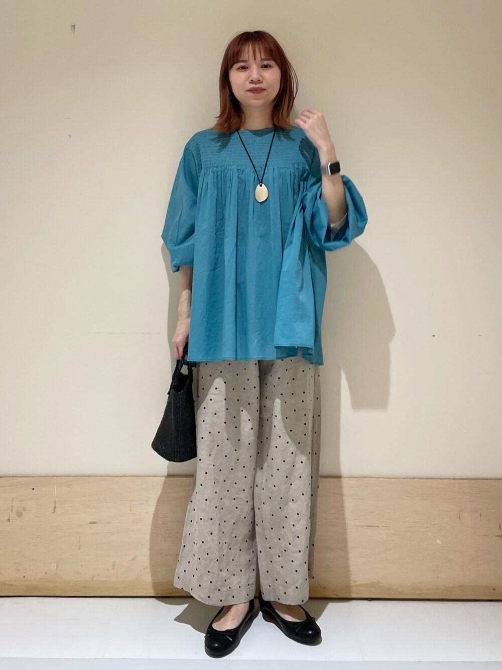 ベージュ系のその他パンツ、ブラック系のバレエシューズ、ブルー系のシャツ/ブラウスを着用したレディースの春コーディネートの2枚目の写真