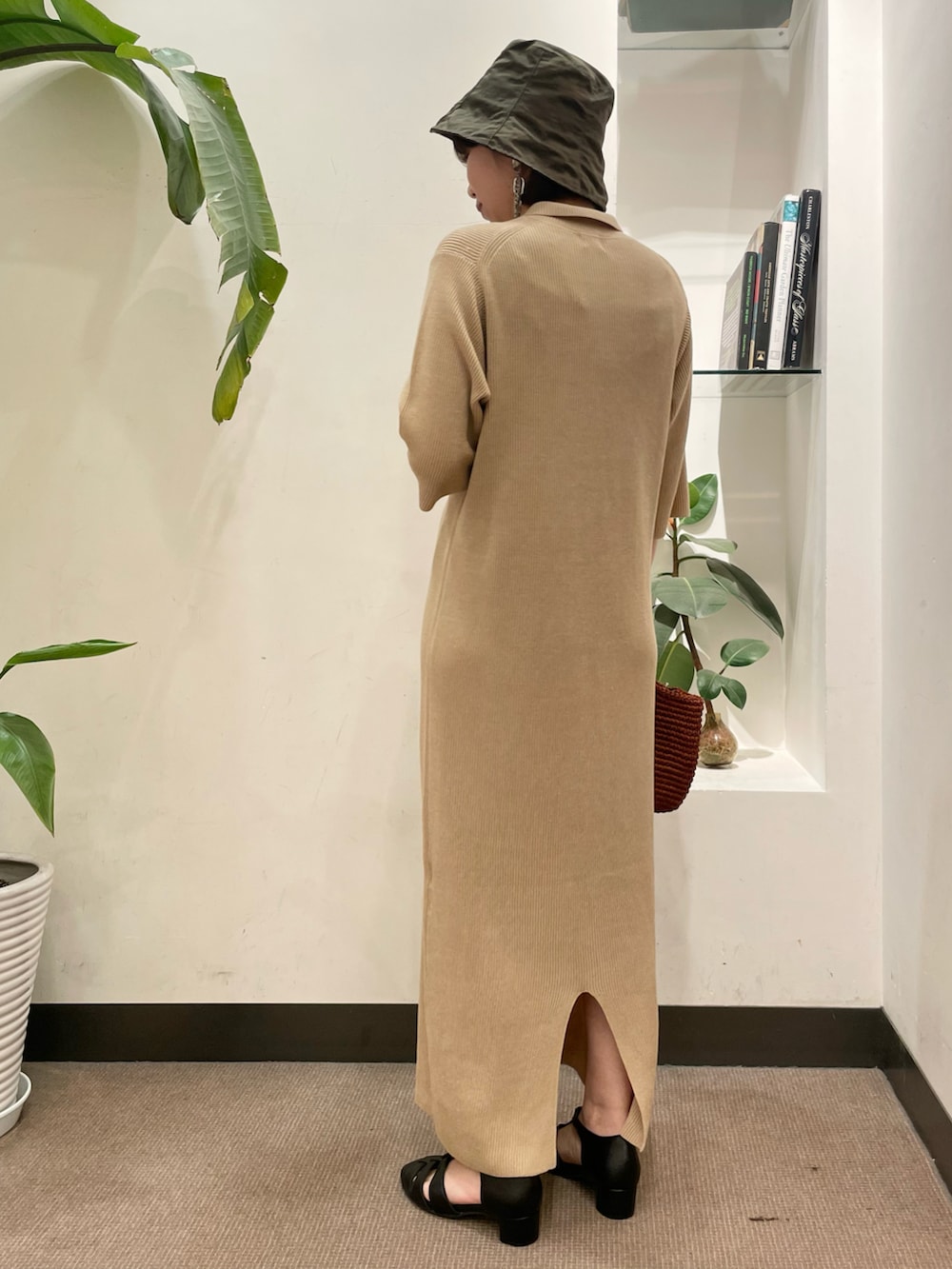 ブラック系のサンダル、ベージュ系のワンピース、グリーン系のハットを着用したレディースの夏コーディネートの4枚目の写真