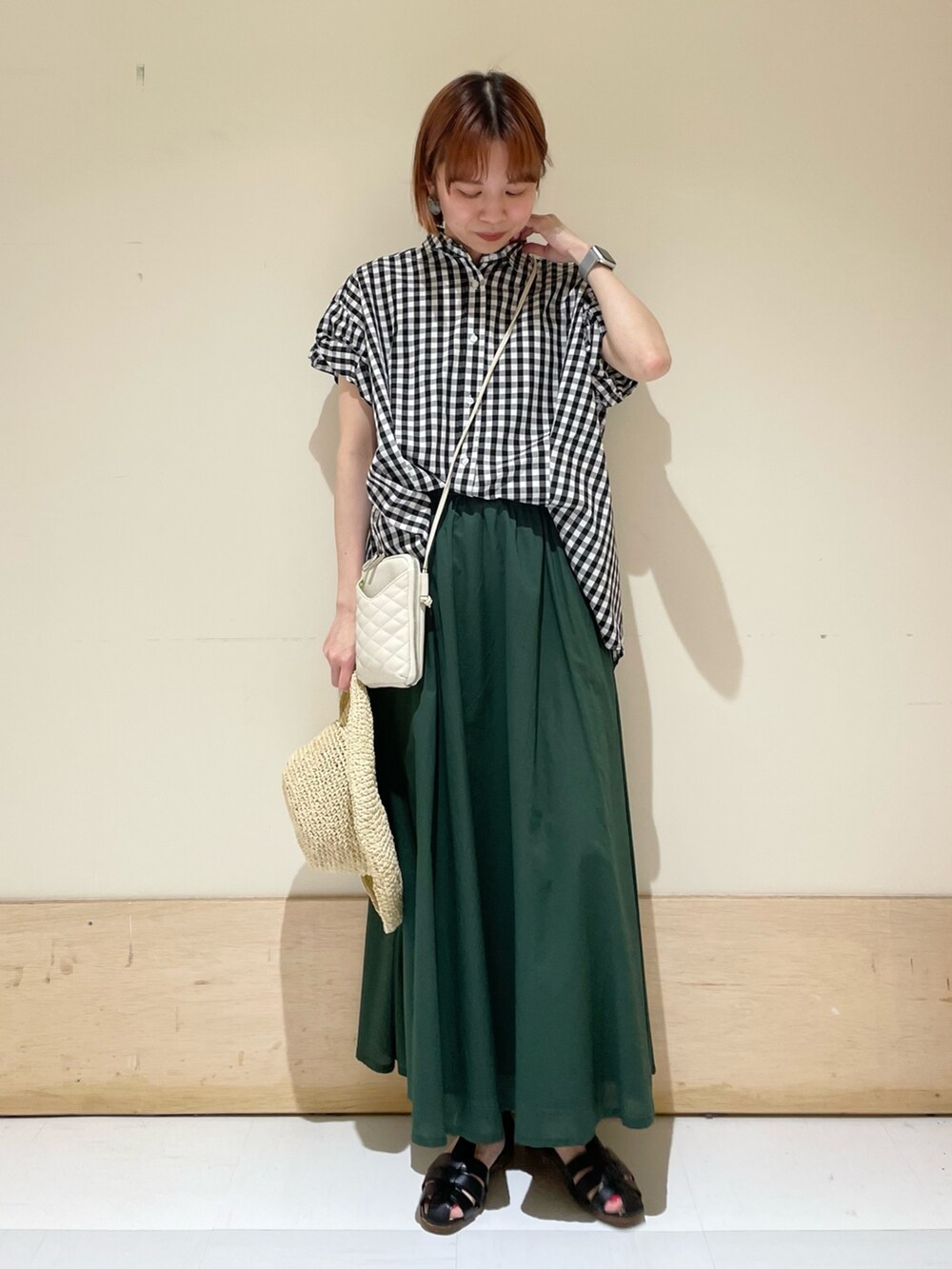 ブラック系のサンダル、その他のシャツ/ブラウス、グリーン系のスカートを着用したレディースの春コーディネートの2枚目の写真