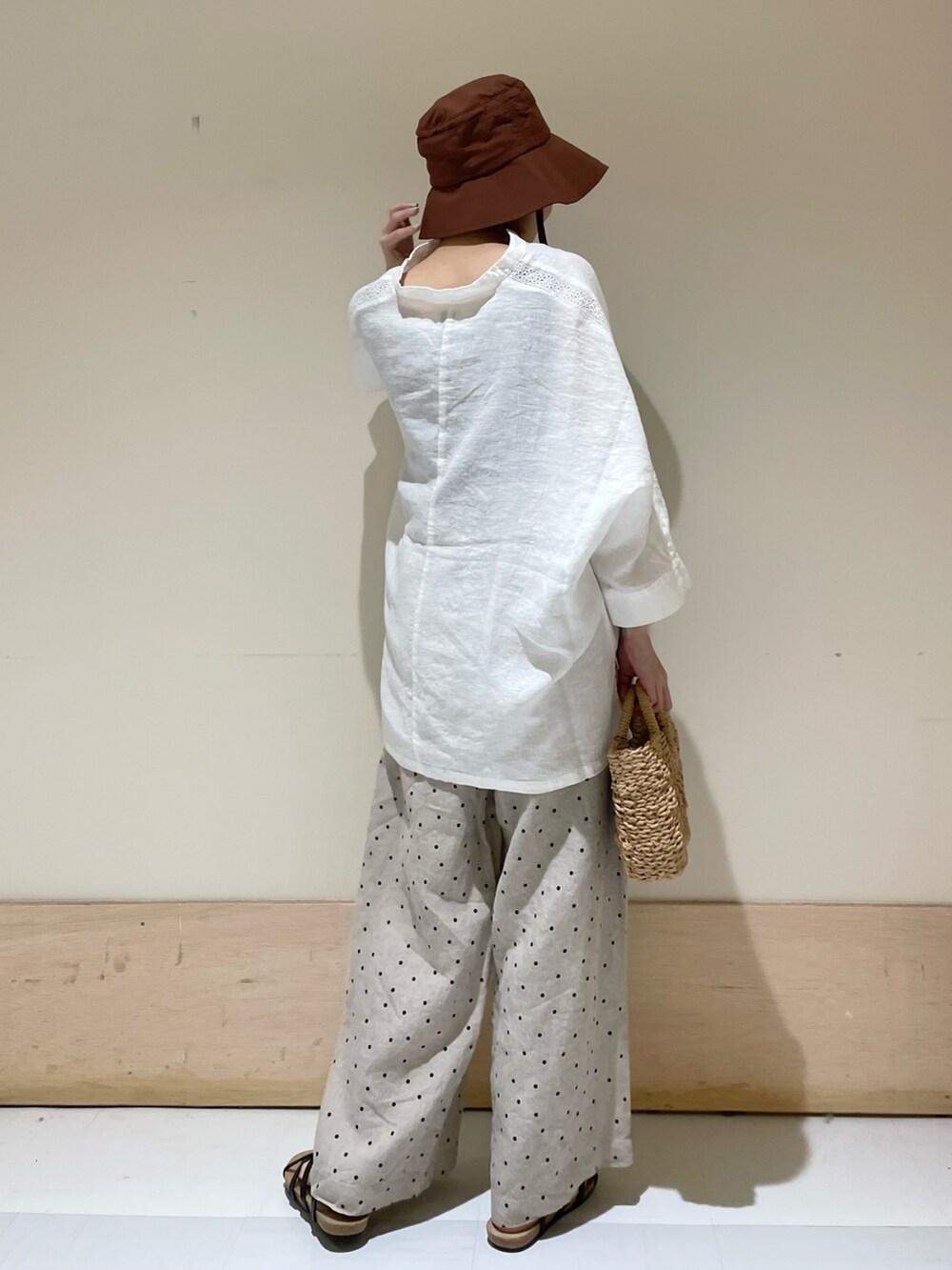 「URBAN RESEARCH DOORS、URBAN RESEARCH DOORS WOMENS、アーバンリサーチドアーズ、ワントーンコーデ、ホワイトコーデ、ベージュ、淡色コーデ、ドット、リネン、レース、初夏コーデ、春夏コーデ、休日スタイル、シンプルコーデ、低身長」｜「RODE SKOのラフソールナローストラップサンダル（サンダル、ブラック系）」を使った、ホンダ マユさん（レディース・152cm）の夏コーディネートの4枚目の写真