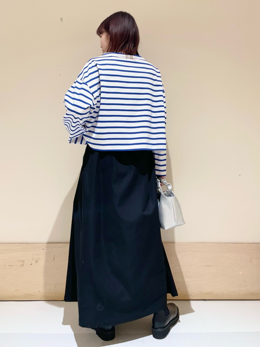 ホワイト系のTシャツ/カットソー、ブラック系のスカートを着用したレディースの冬コーディネートの6枚目の写真