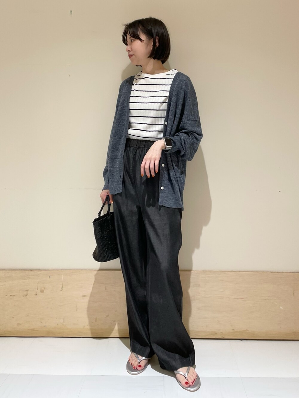 ブルー系のカーディガン/ボレロ、ホワイト系のTシャツ/カットソー、シルバー系のサンダルを着用したレディースの夏コーディネートの3枚目の写真