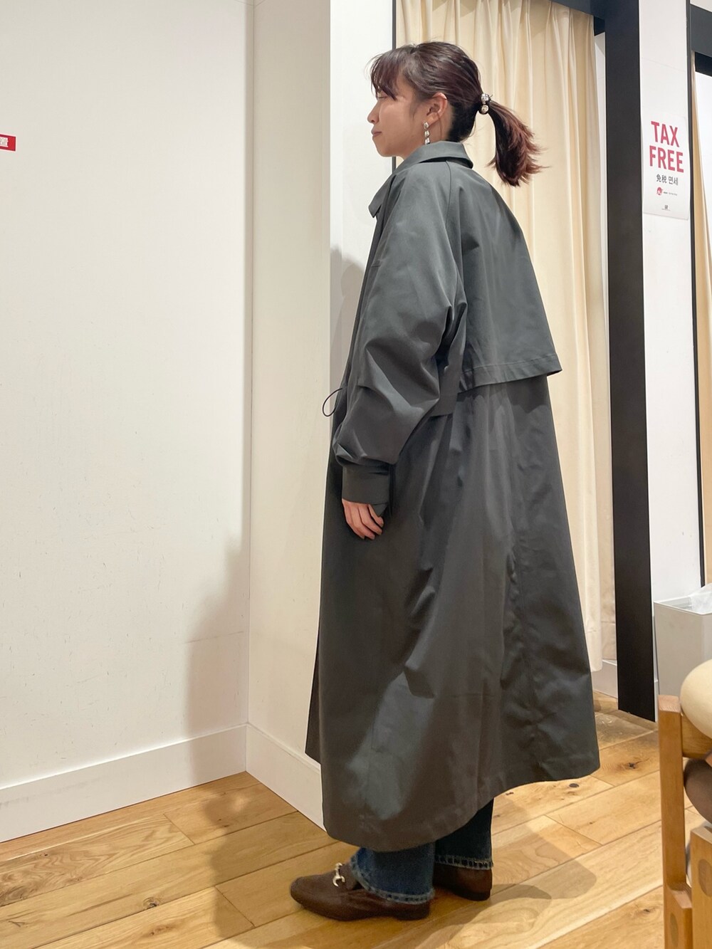 「URBAN RESEARCH DOORS、URBAN RESEARCH DOORS WOMENS、EKAL、春コーデ、春アウター、ピンク、デニム、ステンカラーコート、お出かけコーデ、休日スタイル、スポーツミックス、デートコーデ、低身長コーデ、低身長、骨格ストレート」｜「EKALのスプリットドルマンカットソー（Tシャツ/カットソー、ピンク系）」を使った、ホンダ マユさん（レディース・152cm）の春コーディネートの4枚目の写真