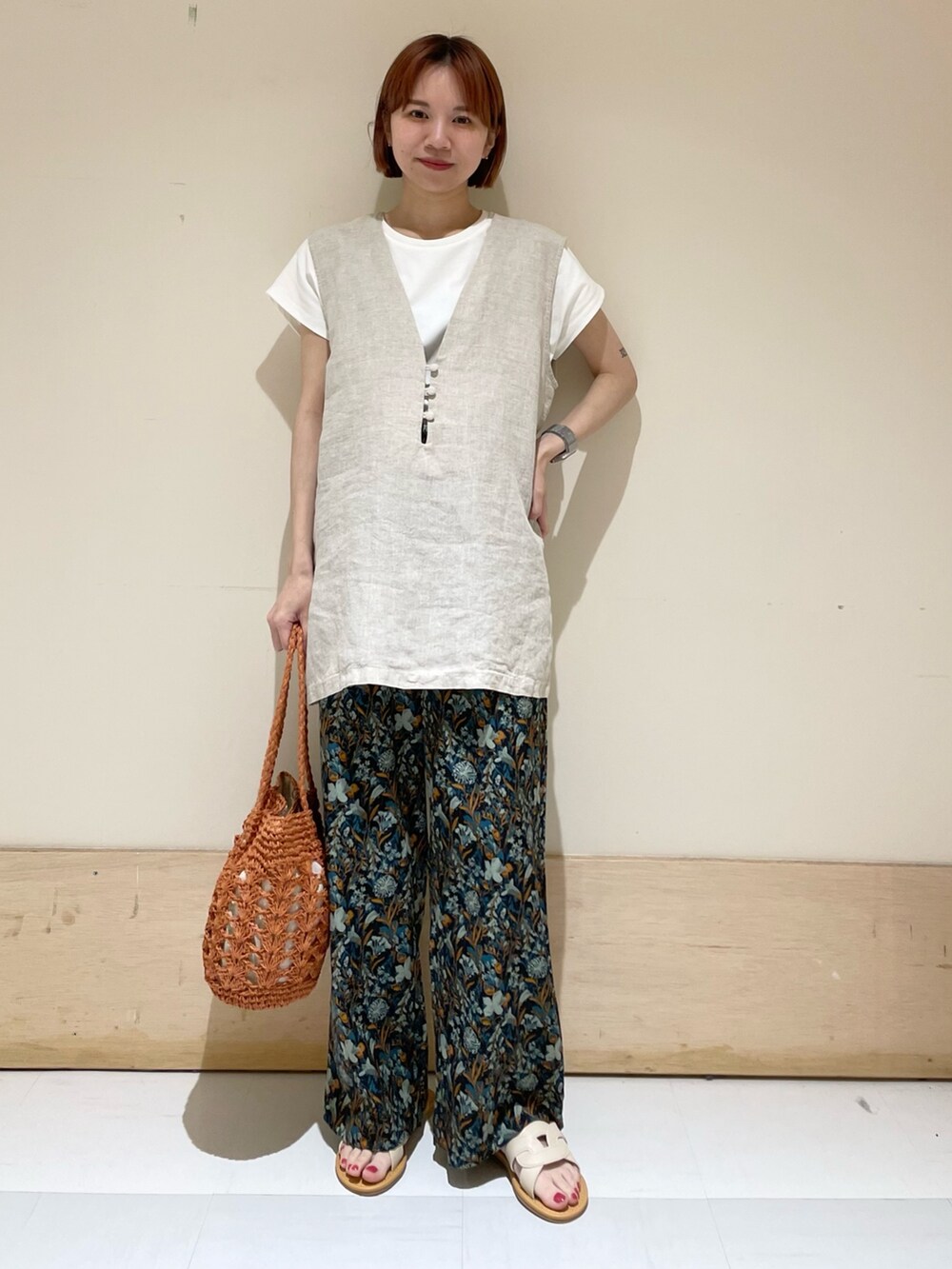 ブルー系のその他パンツ、ブラウン系のかごバッグ、ホワイト系のTシャツ/カットソーを着用したレディースの春コーディネートの3枚目の写真