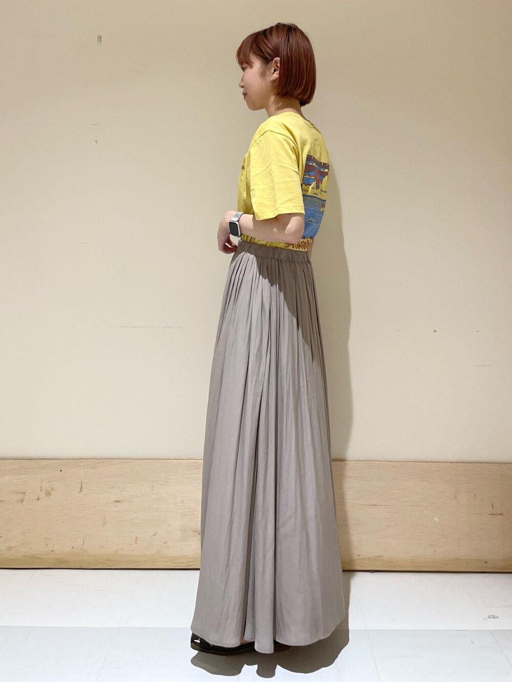 「URBAN RESEARCH DOORS、URBAN RESEARCH DOORS WOMENS、アーバンリサーチドアーズ、パタゴニア、patagonia、黄色、ロゴT、プリントT、ギャザースカート、ロングスカート、休日スタイル、初夏コーデ、カジュアルコーデ、大人カジュアル、低身長」｜「URBAN RESEARCH DOORSの2ストラップショルダーバッグ（ショルダーバッグ、ブラック系）」を使った、ホンダ マユさん（レディース・152cm）の春コーディネートの3枚目の写真