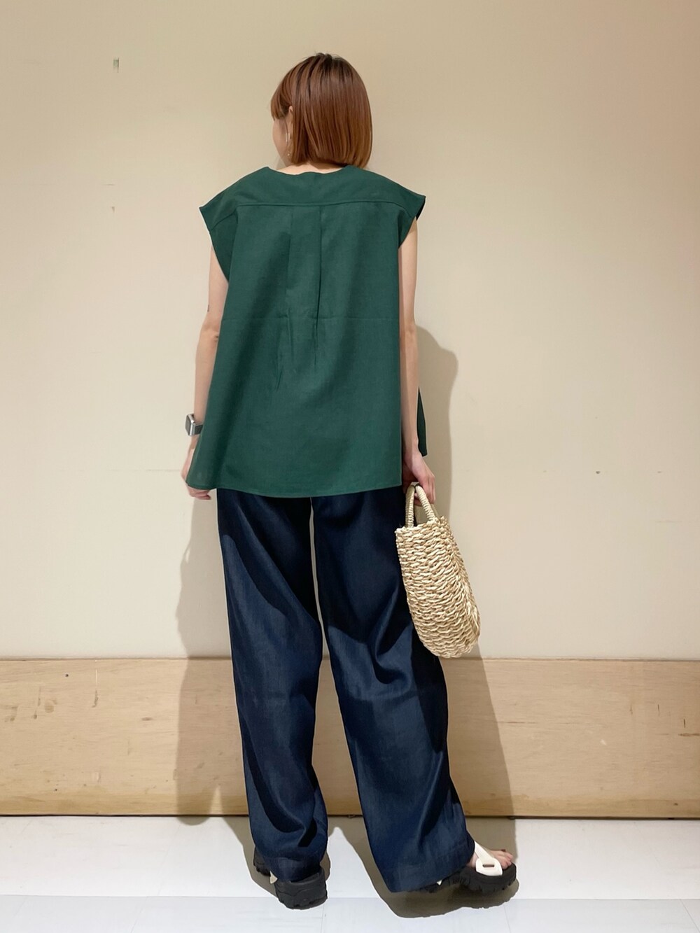 ブルー系のその他パンツ、ホワイト系のタンクトップ、グリーン系のシャツ/ブラウスを着用したレディースの夏コーディネートの6枚目の写真