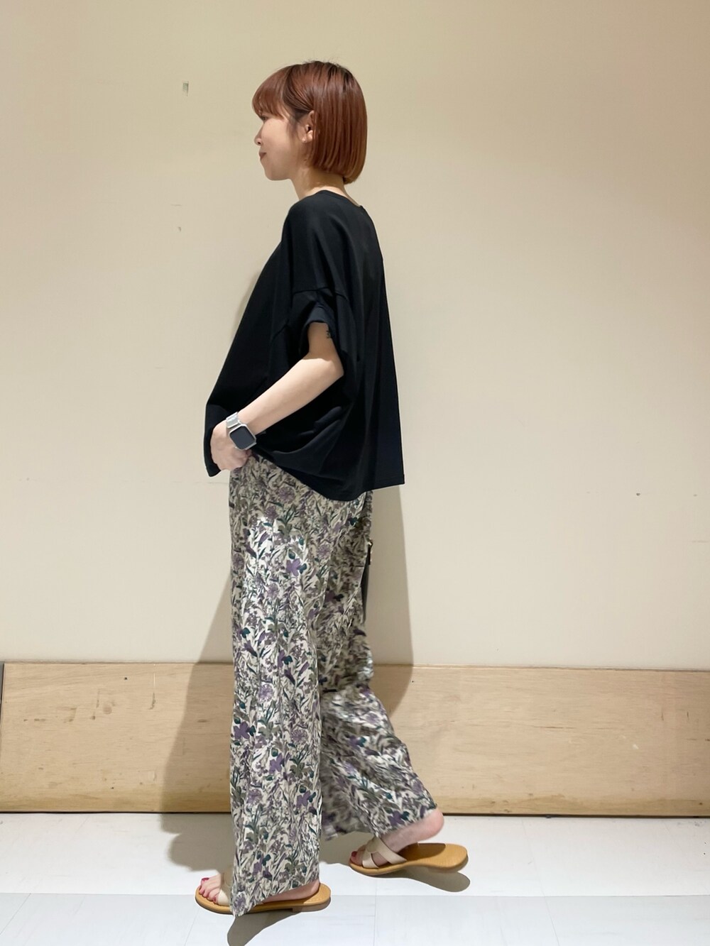ブラック系のTシャツ/カットソー、ホワイト系のサンダル、パープル系のその他パンツを着用したレディースの春コーディネートの5枚目の写真