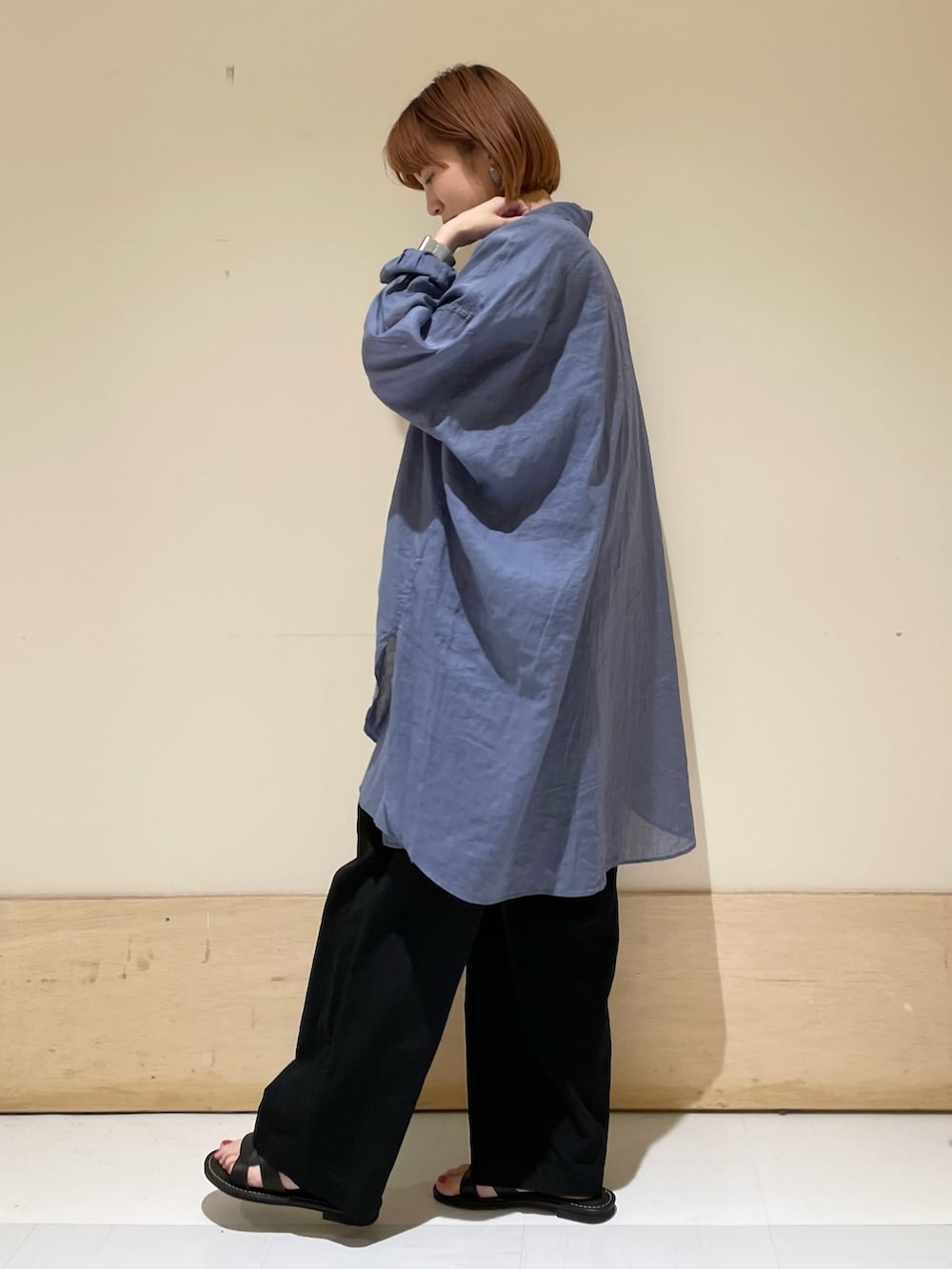 「URBAN RESEARCH DOORS、URBAN RESEARCH DOORS WOMENS、アーバンリサーチドアーズ、ビッグシャツ、シャツスタイル、コンビネゾン、セットアップ、ジャンプスーツ、シンプルコーデ、初夏コーデ、春夏コーデ、休日スタイル、楽チンコーデ、大人カジュアル、お出かけコーデ」|「URBAN RESEARCH DOORSのフレンチスリーブコンビネゾン(サロペット/オーバーオール、ブラック系)」を使った、ホンダ マユさん(レディース・152cm)の春コーディネートの5枚目の写真