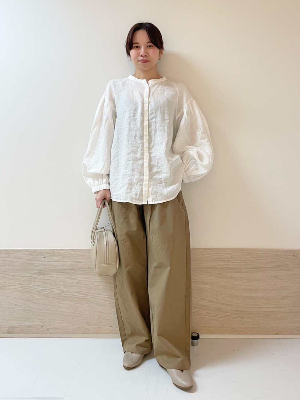 ホワイト系のシャツ/ブラウス、ベージュ系のボストンバッグ、ベージュ系のその他パンツを着用したレディースの春コーディネートの2枚目の写真