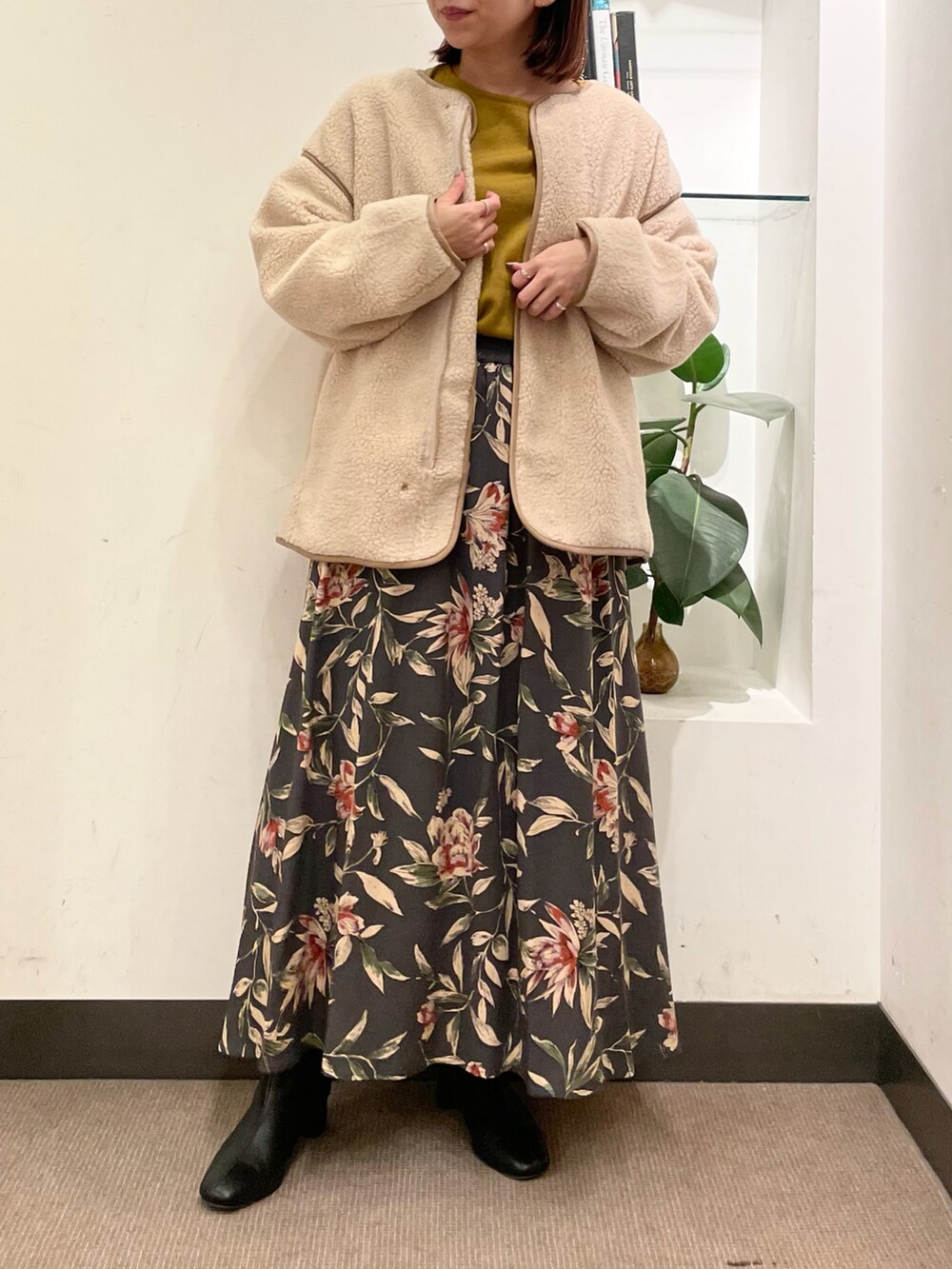 「URBAN RESEARCH DOORS、URBAN RESEARCH DOORS WOMENS、アーバンリサーチドアーズ、ボア、ボアジャケット、ボアブルゾン、マスタード、黄色ニット、フレアスカート、花柄スカート、秋冬コーデ、秋コーデ」｜「URBAN RESEARCH DOORSのウール混ボアショートブルゾン（ブルゾン、ホワイト系）」を使った、ホンダ マユさん（レディース・152cm）の秋コーディネートの2枚目の写真