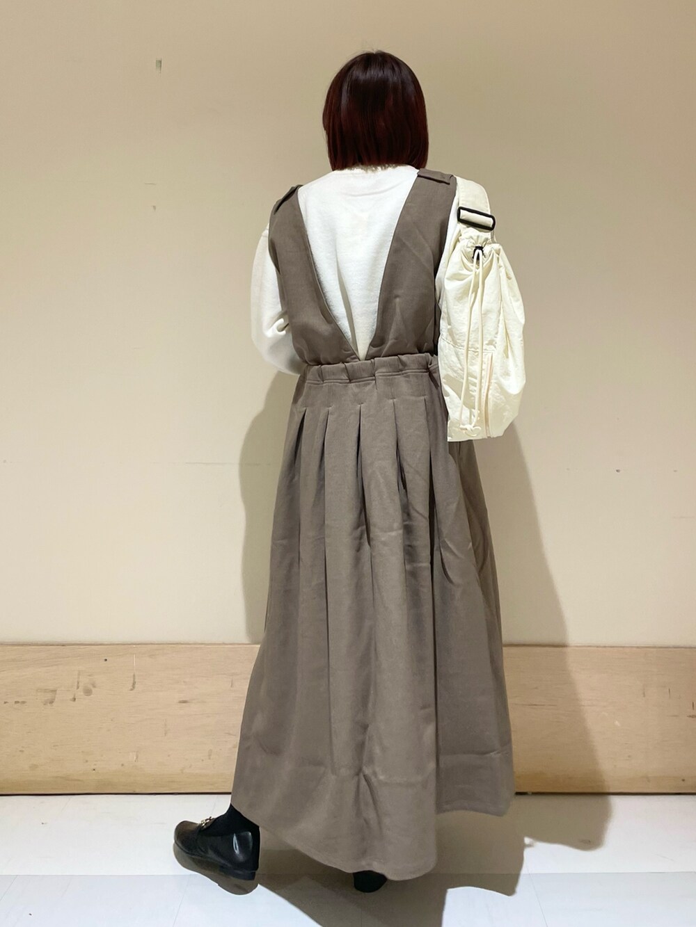 ベージュ系のニット/セーター、ブラック系のローファー、ブラウン系のサロペット/オーバーオールを着用したレディースの秋コーディネートの6枚目の写真