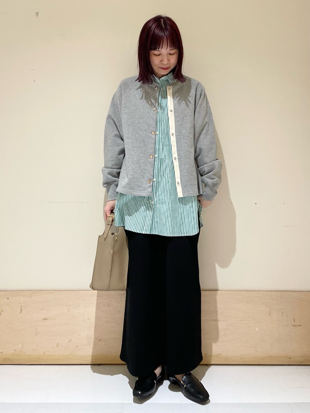 グレー系のカーディガン/ボレロ、グリーン系のシャツ/ブラウス、ブラック系のスカートを着用したレディースの春コーディネートの3枚目の写真