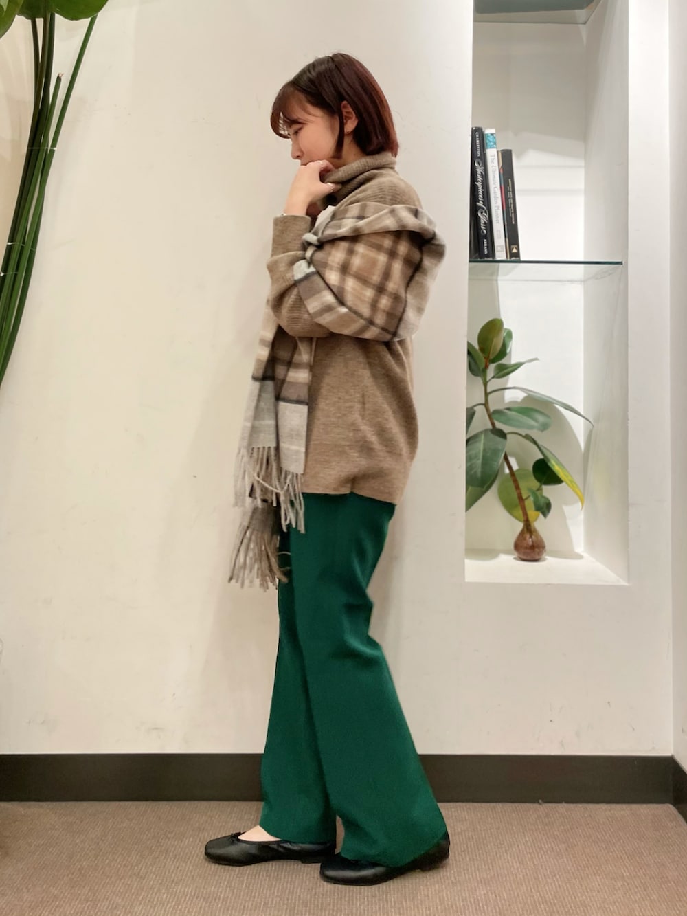 「URBAN RESEARCH DOORS WOMENS、URBAN RESEARCH DOORS、アーバンリサーチドアーズ、フレアパンツ、グリーン、緑パンツ、休日スタイル、シンプルコーデ、低身長コーデ、チェック柄、チェック柄に恋してる、タートルネック」｜「URBAN RESEARCH DOORSの柔らかバレエ（バレエシューズ、ブラック系）」を使った、ホンダ マユさん（レディース・152cm）の冬コーディネートの2枚目の写真
