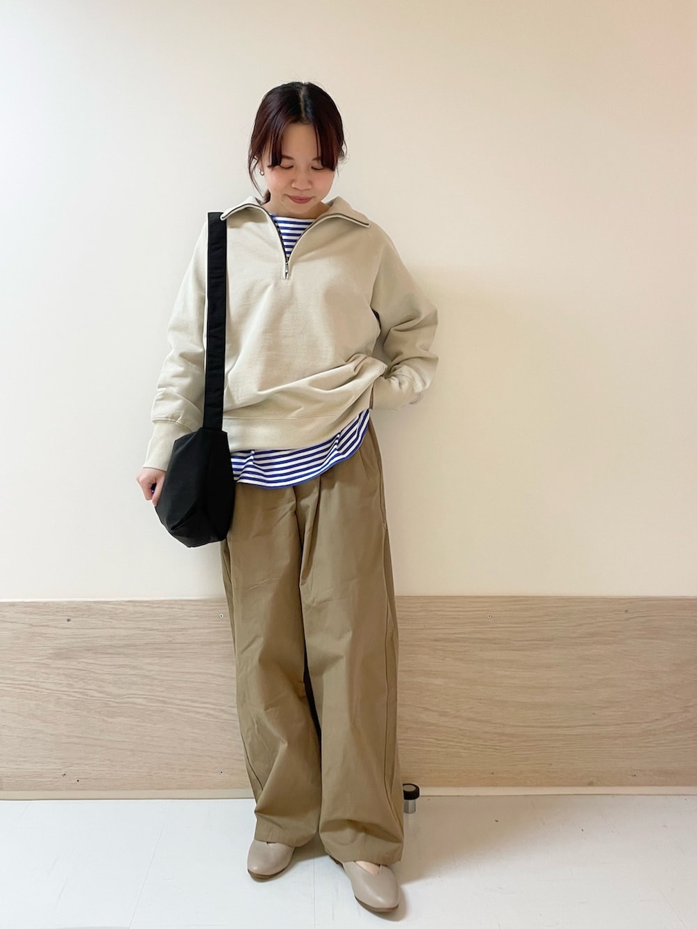 ブルー系のTシャツ/カットソー、ベージュ系のTシャツ/カットソー、ブラック系のショルダーバッグを着用したレディースの春コーディネートの2枚目の写真