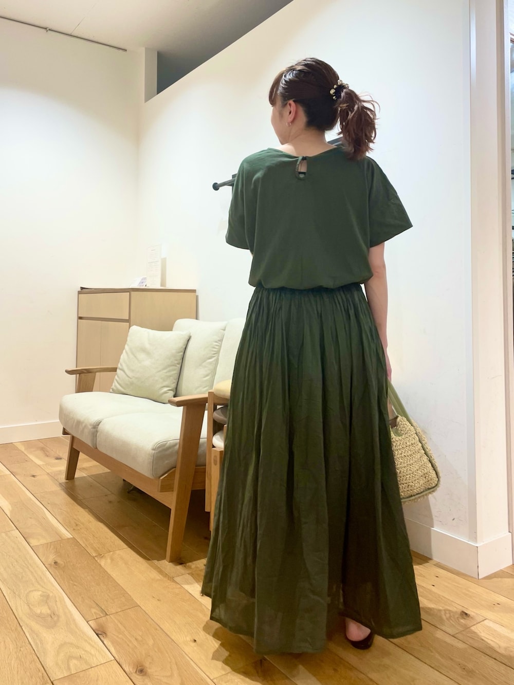 「URBAN RESEARCH DOORS、URBAN RESEARCH DOORS WOMENS、アーバンリサーチドアーズ、ワンピース、グリーン、緑、ギャザーワンピース、お出掛けコーデ、休日スタイル、春夏コーデ、シンプルコーデ、きれいめカジュアル、楽ちんコーデ、低身長コーデ、骨格ストレート」｜「URBAN RESEARCH DOORSのコットンボイルドッキングギャザーワンピース（ワンピース、グリーン系）」を使った、ホンダ マユさん（レディース・152cm）の夏コーディネートの7枚目の写真