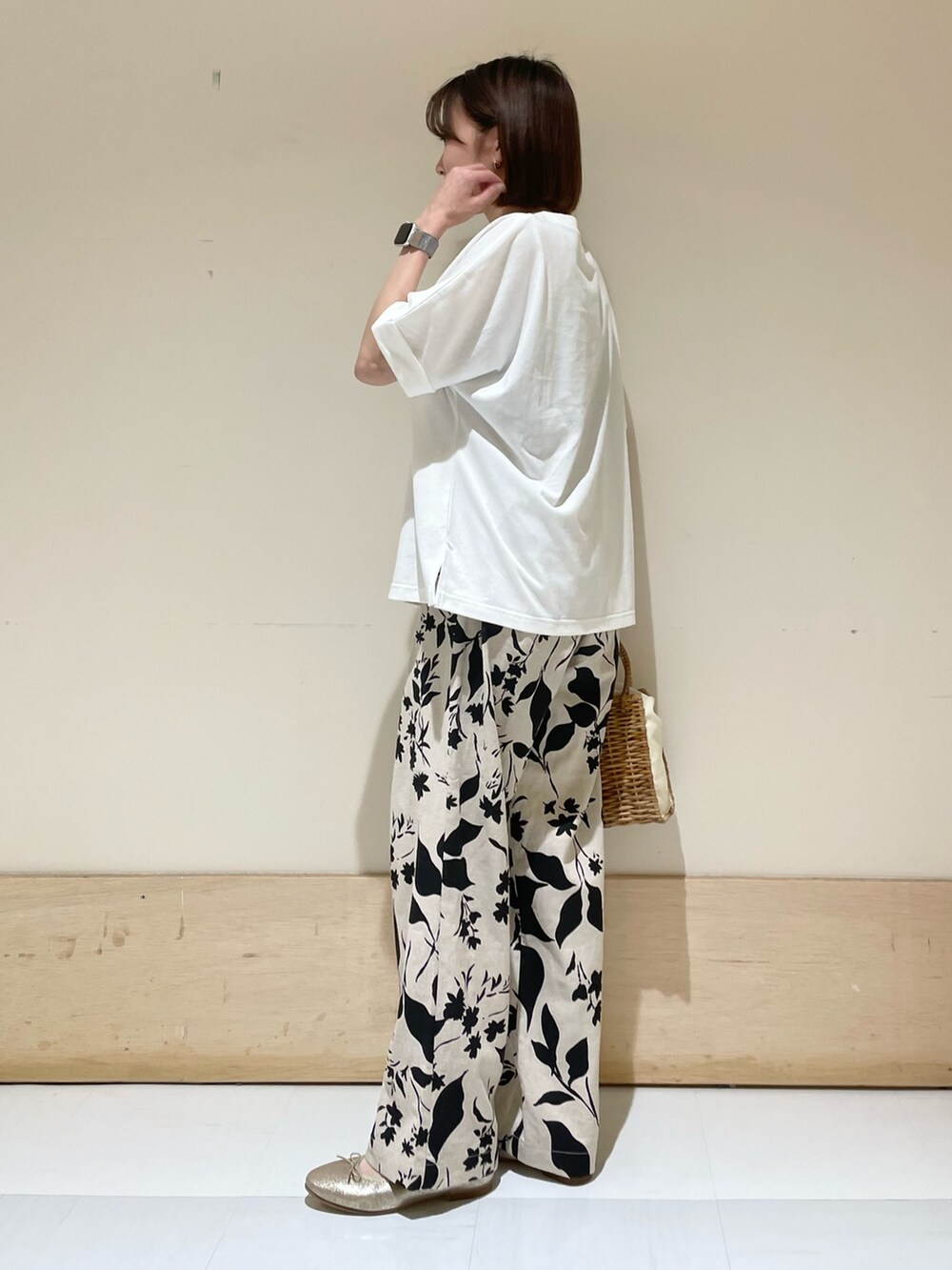 ベージュ系のその他パンツ、ホワイト系のTシャツ/カットソー、ベージュ系のハンドバッグを着用したレディースの夏コーディネートの5枚目の写真