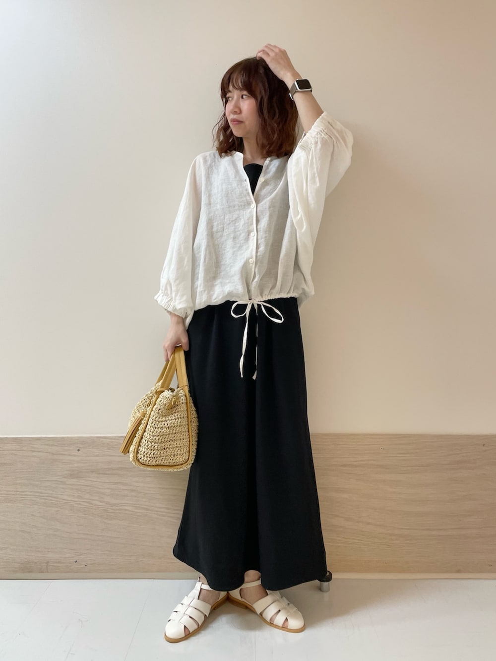 「URBAN RESEARCH DOORS、URBAN RESEARCH DOORS WOMENS、アーバンリサーチドアーズ、リネン、レイヤードスタイル、ワンピース、モノトーンコーデ、シンプルコーデ、大人カジュアル、春夏コーデ、お出かけコーデ、休日スタイル、低身長コーデ、骨格ストレート、グルカサンダル」｜「URBAN RESEARCH DOORSのリネンドロストドルマンブラウス（シャツ/ブラウス、ホワイト系）」を使った、ホンダ マユさん（レディース・152cm）の春コーディネートの3枚目の写真
