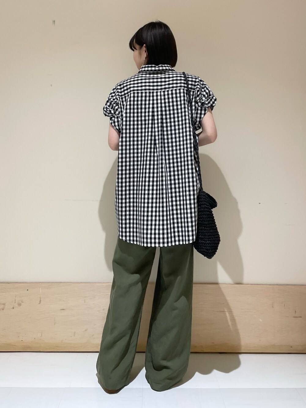 ブラック系のショルダーバッグ、ベージュ系のバレエシューズ、グリーン系のその他パンツを着用したレディースの夏コーディネートの7枚目の写真