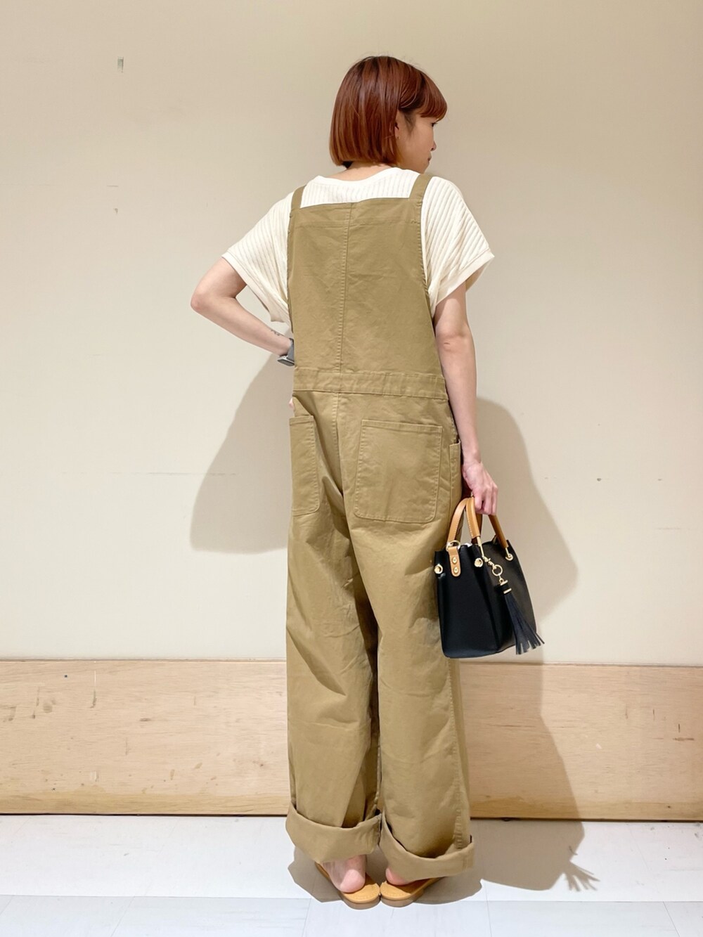 「URBAN RESEARCH DOORS、URBAN RESEARCH DOORS WOMENS、アーバンリサーチドアーズ、EKAL、サロペット、カジュアルコーデ、アウトドアスタイル、お出かけコーデ日記、春夏コーデ、初夏コーデ、休日スタイル、低身長、低身長コーデ、骨格ウェーブ、大人カジュアル」｜「EKALのエンジョイポケットサロペット（サロペット/オーバーオール、ベージュ系）」を使った、ホンダ マユさん（レディース・152cm）の春コーディネートの7枚目の写真