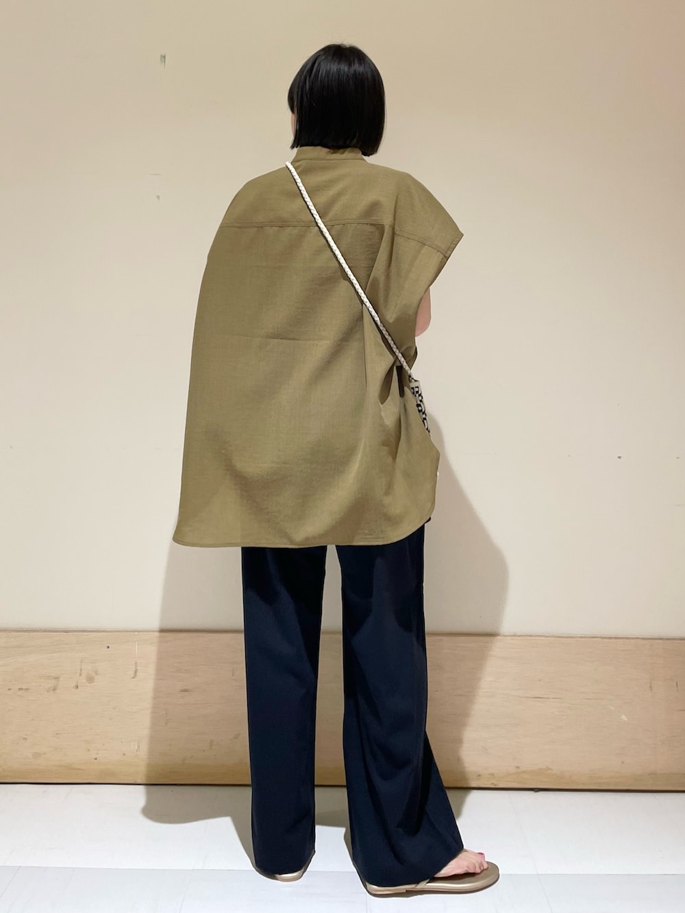 「URBAN RESEARCH DOORS、URBAN RESEARCH DOORS WOMENS、アーバンリサーチドアーズ、ビッグシルエット、ビッグシャツ、お出かけコーデ、きれいめカジュアル、夏コーデ、休日スタイル、春夏コーデ、サコッシュ、低身長、低身長コーデ、オトナカジュアル、骨格ウェーブ」|「URBAN RESEARCH DOORSのレーヨンコットンイージーパンツ(その他パンツ、ブルー系)」を使った、ホンダ マユさん(レディース・152cm)の夏コーディネートの6枚目の写真