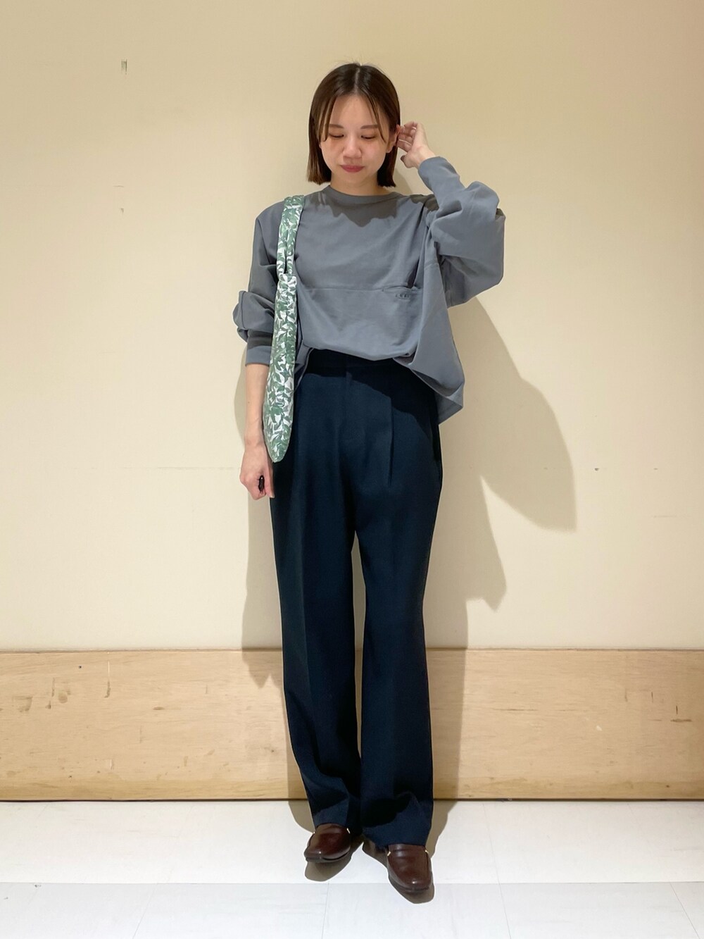 ブルー系のその他パンツ、ブラウン系のローファー、グレー系のTシャツ/カットソーを着用したレディースの秋コーディネートの2枚目の写真