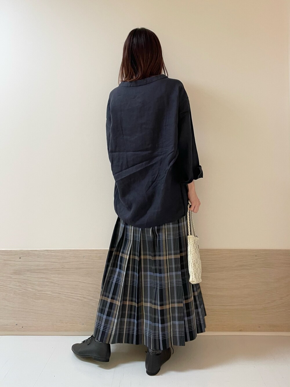 ブルー系のTシャツ/カットソー、ブラック系のその他シューズ、グレー系のスカートを着用したレディースの春コーディネートの7枚目の写真