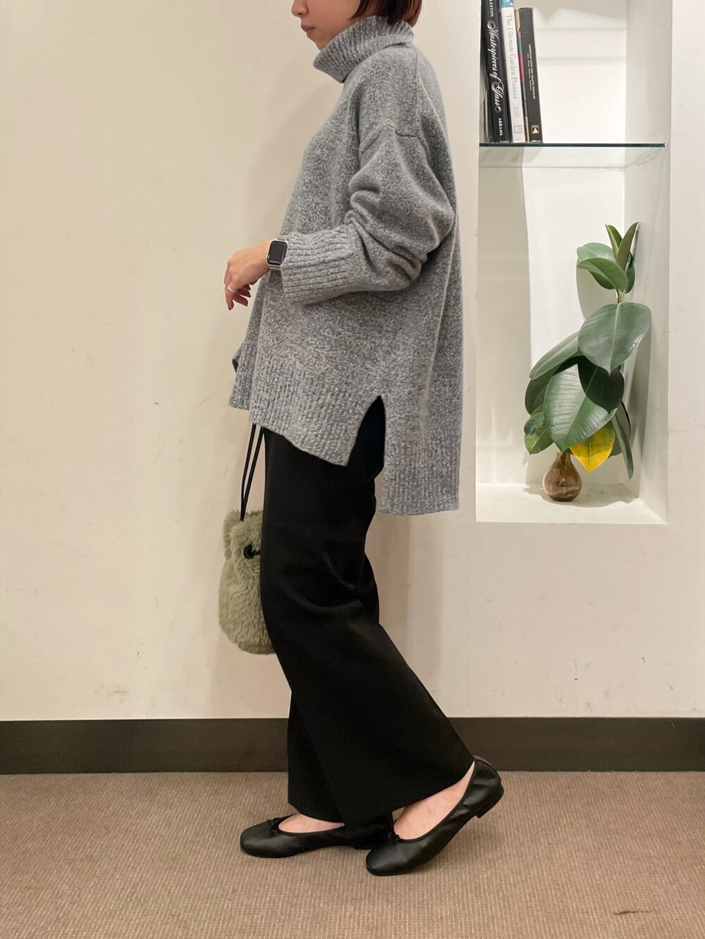 「URBAN RESEARCH DOORS、URBAN RESEARCH DOORS WOMENS、アーバンリサーチドアーズ、タートルネック、ゆったりコーデ、シンフルコーデ、オトナカジュアル、フレアパンツ、ファーバッグ、ボアバッグ、低身長コーデ、休日スタイル」｜「URBAN RESEARCH DOORSの柔らかバレエ（バレエシューズ、ブラック系）」を使った、ホンダ マユさん（レディース・152cm）の冬コーディネートの2枚目の写真