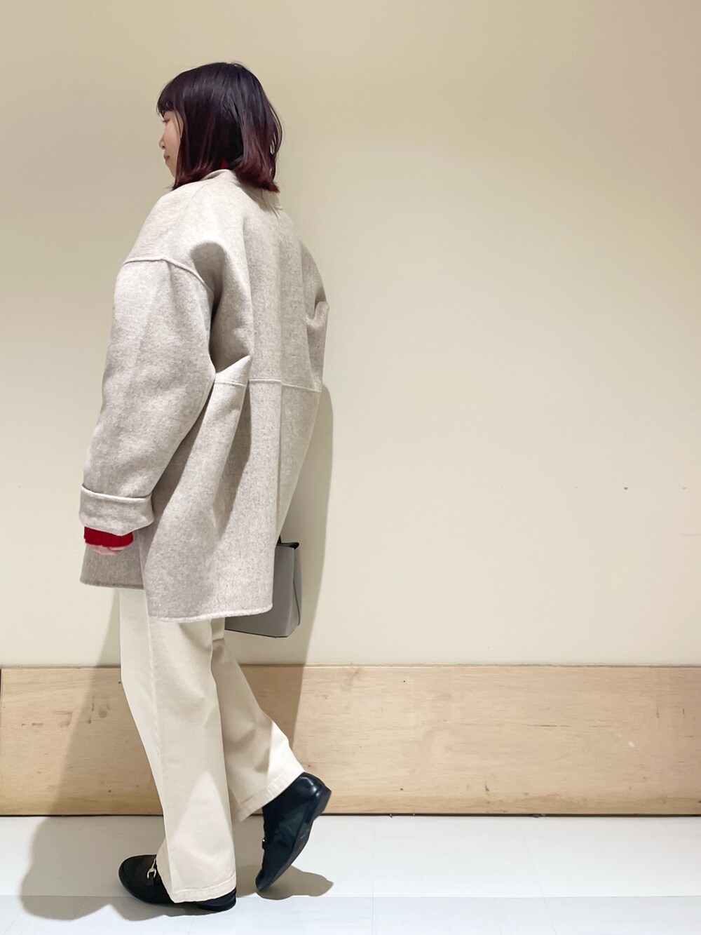 ベージュ系のデニムパンツ、ベージュ系のその他アウター、ホワイト系のTシャツ/カットソーを着用したレディースの冬コーディネートの4枚目の写真