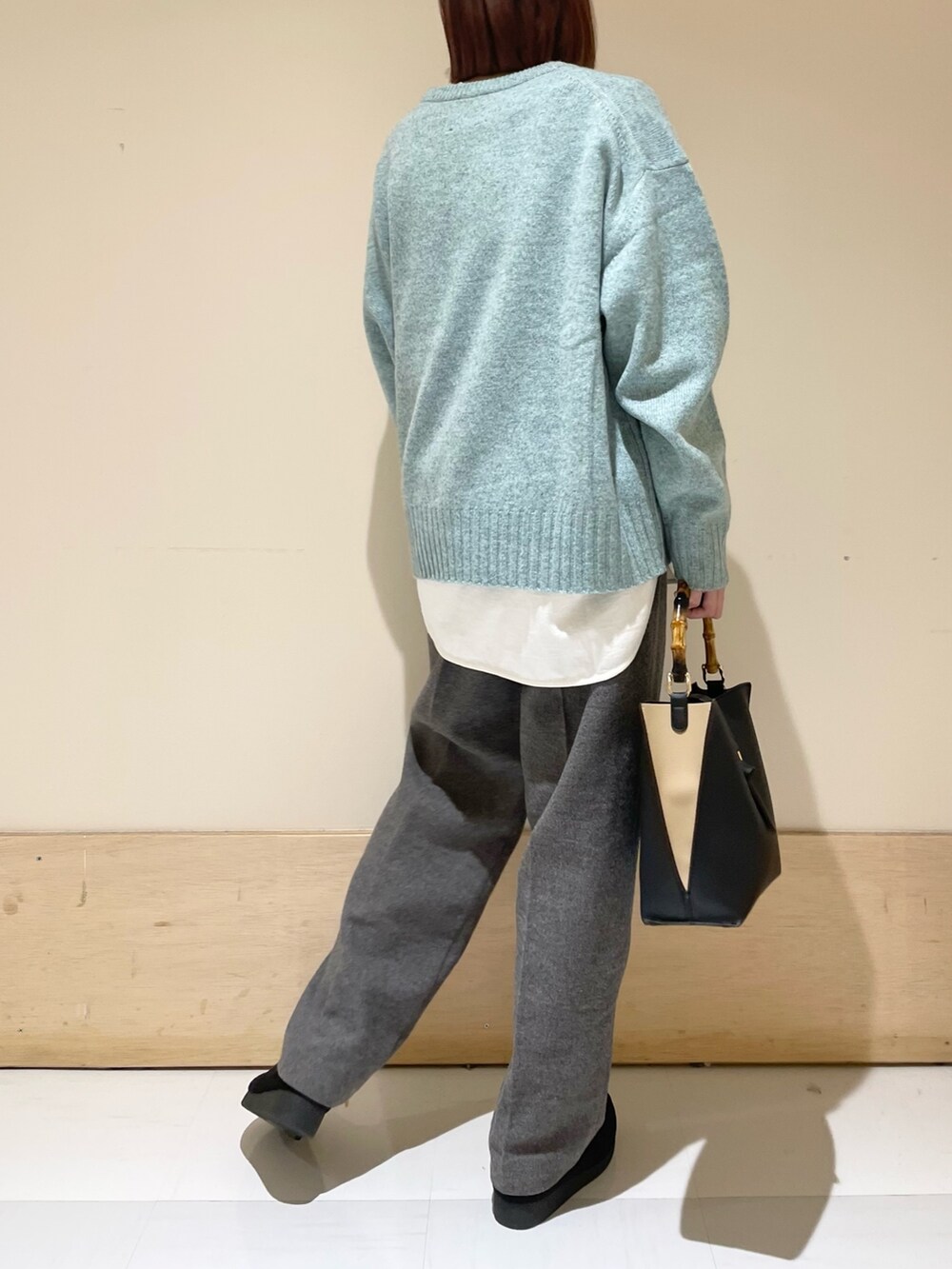 グリーン系のニット/セーター、ホワイト系のTシャツ/カットソー、グレー系のその他パンツを着用したレディースの冬コーディネートの5枚目の写真