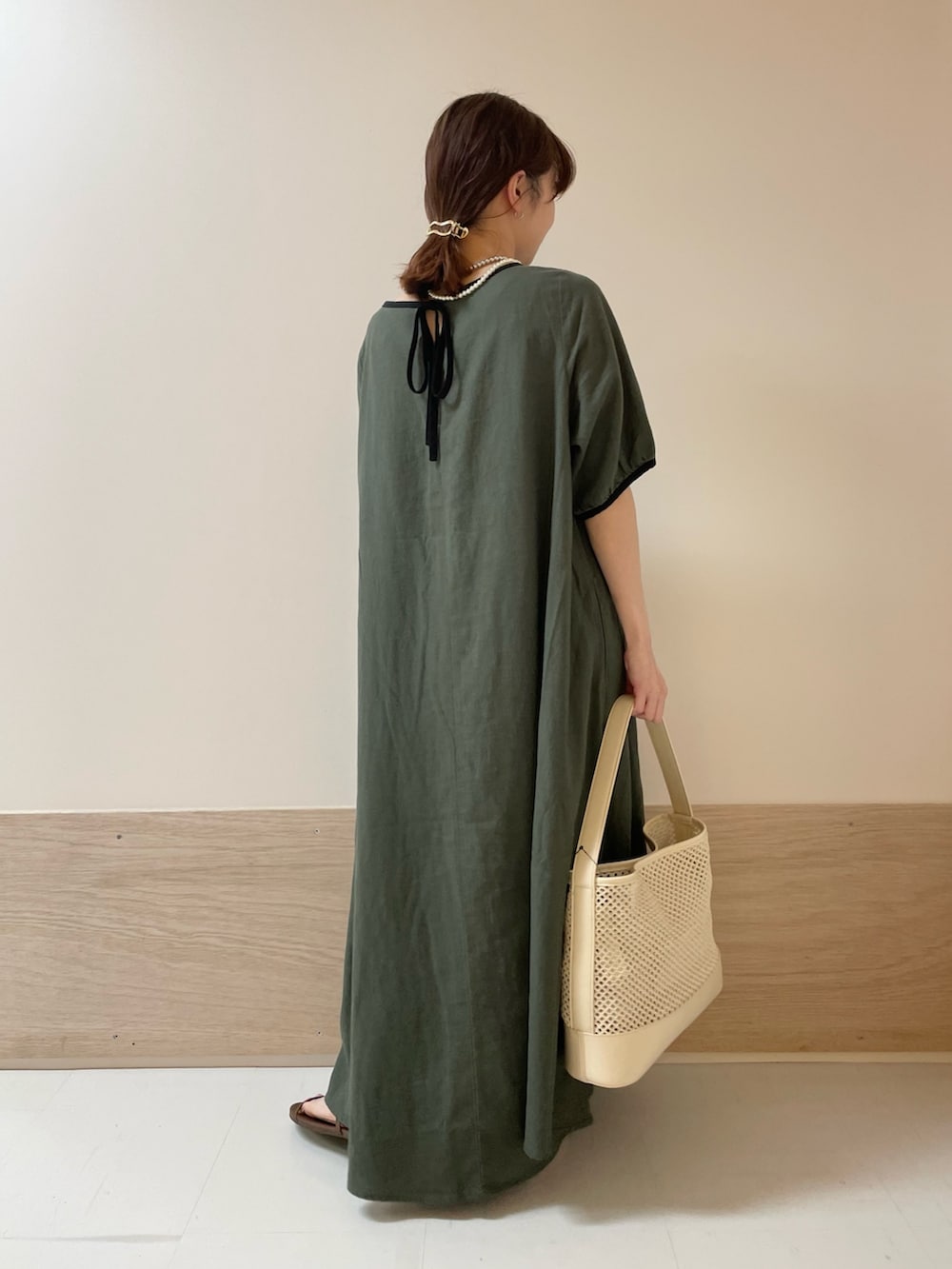 「URBAN RESEARCH DOORS、URBAN RESEARCH DOORS WOMENS、アーバンリサーチドアーズ、ワンピース、リネン、リネンワンピース、カーキ、雨の日コーデ、夏コーデ、シンプルコーデ、デートコーデ、バイカラー、大人コーデ、低身長コーデ、骨格ストレート」｜「URBAN RESEARCH DOORSのリネンレーヨンバイカラーワンピース（ワンピース、グリーン系）」を使った、ホンダ マユさん（レディース・152cm）の夏コーディネートの7枚目の写真