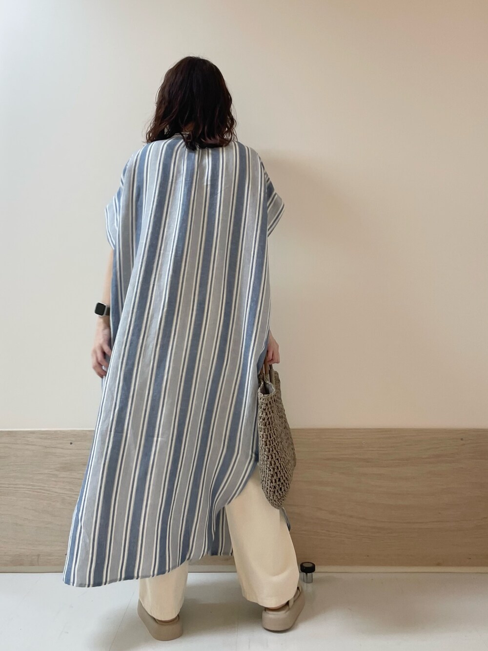 その他のワンピース、ベージュ系のデニムパンツを着用したレディースの春コーディネートの9枚目の写真