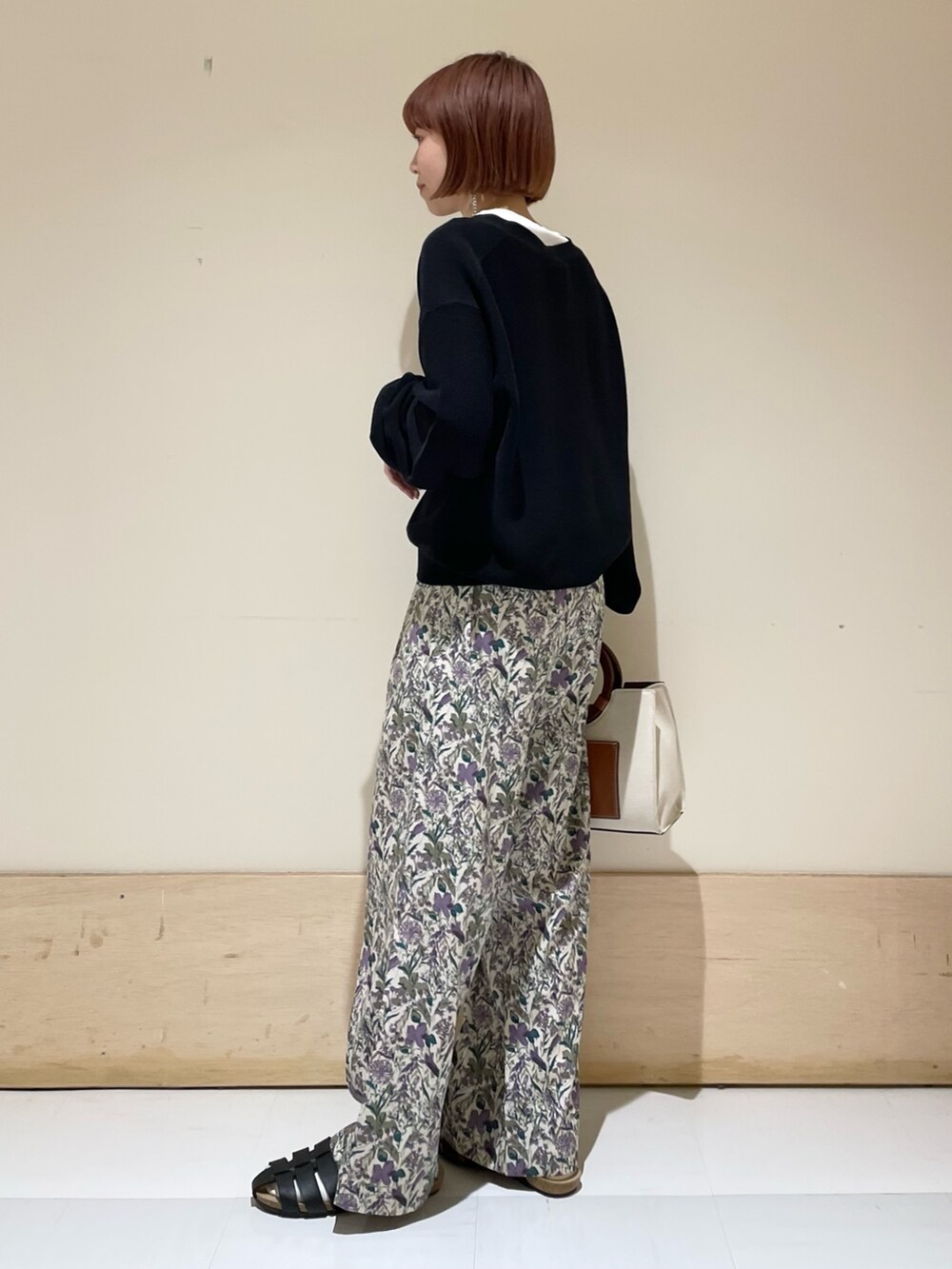 パープル系のその他パンツ、ブラック系のニット/セーター、ホワイト系のタンクトップを着用したレディースの春コーディネートの6枚目の写真