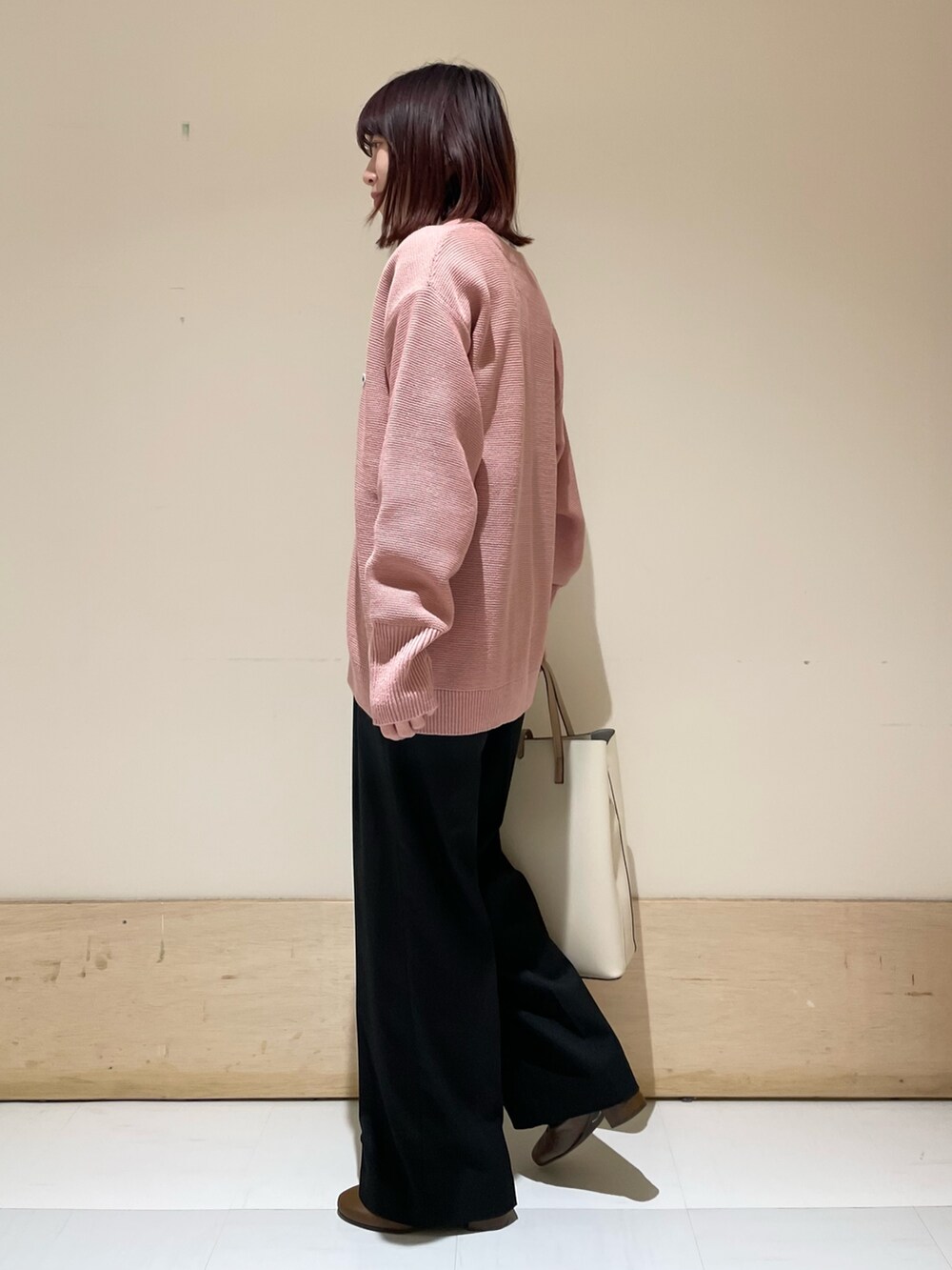 ピンク系のカーディガン/ボレロ、ホワイト系のTシャツ/カットソー、ブラック系のその他パンツを着用したレディースの冬コーディネートの4枚目の写真