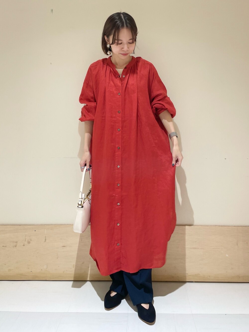 ブルー系のその他パンツ、レッド系のワンピース、ベージュ系のショルダーバッグを着用したレディースの夏コーディネートの2枚目の写真