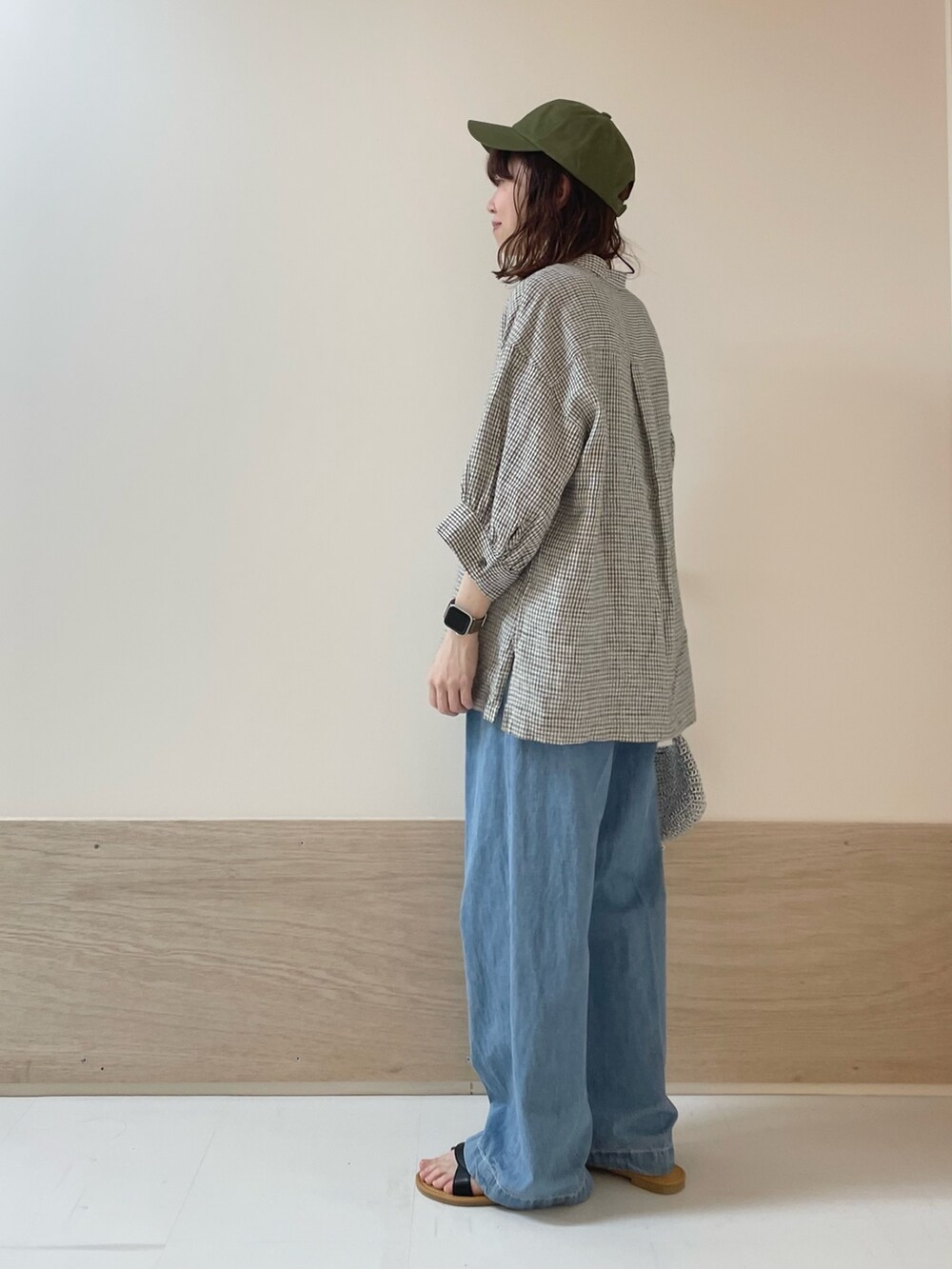 「URBAN RESEARCH DOORS、URBAN RESEARCH DOORS WOMENS、アーバンリサーチドアーズ、FORK&SPOON、チェックシャツ、リネン、リネンシャツ、デニム、春夏コーデ、お出かけコーデ、休日スタイル、カジュアルコーデ、キャップ、低身長コーデ、骨格ストレート」｜「URBAN RESEARCH DOORSのカッティングサンダル（サンダル、ブラック系）」を使った、ホンダ マユさん（レディース・152cm）の春コーディネートの5枚目の写真