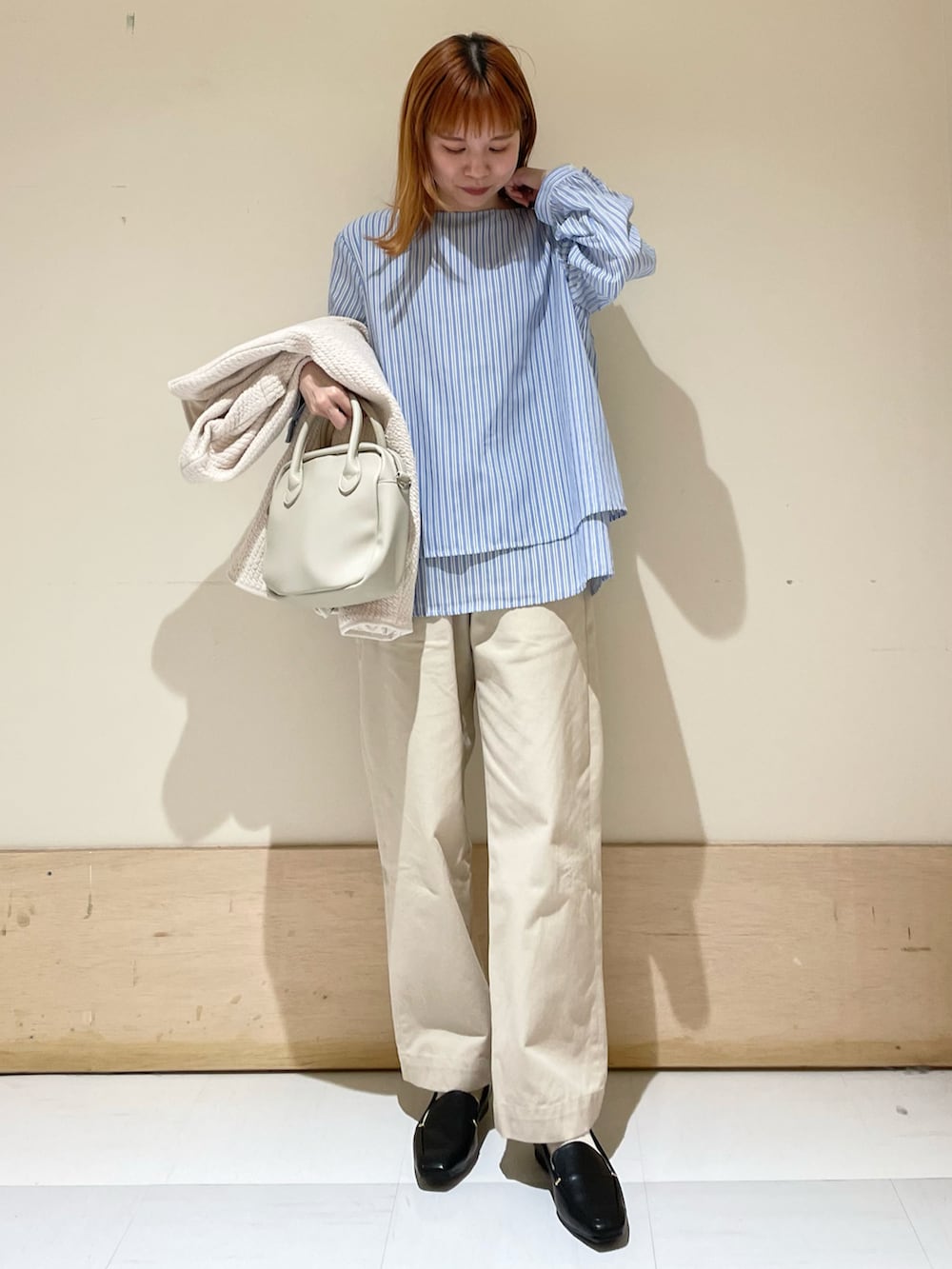 「URBAN RESEARCH DOORS、URBAN RESEARCH DOORS WOMENS、アーバンリサーチドアーズ、ストライプシャツ、ストライプ、レイヤードスタイル、チノパン、キルトジャケット、春アウター、ローファー、春コーデ、お出かけコーデ、大人コーデ、ゆったりコーデ、低身長コーデ」｜「URBAN RESEARCH DOORSのハイウエストチノパンツ（チノパンツ、ベージュ系）」を使った、ホンダ マユさん（レディース・152cm）の春コーディネートの2枚目の写真
