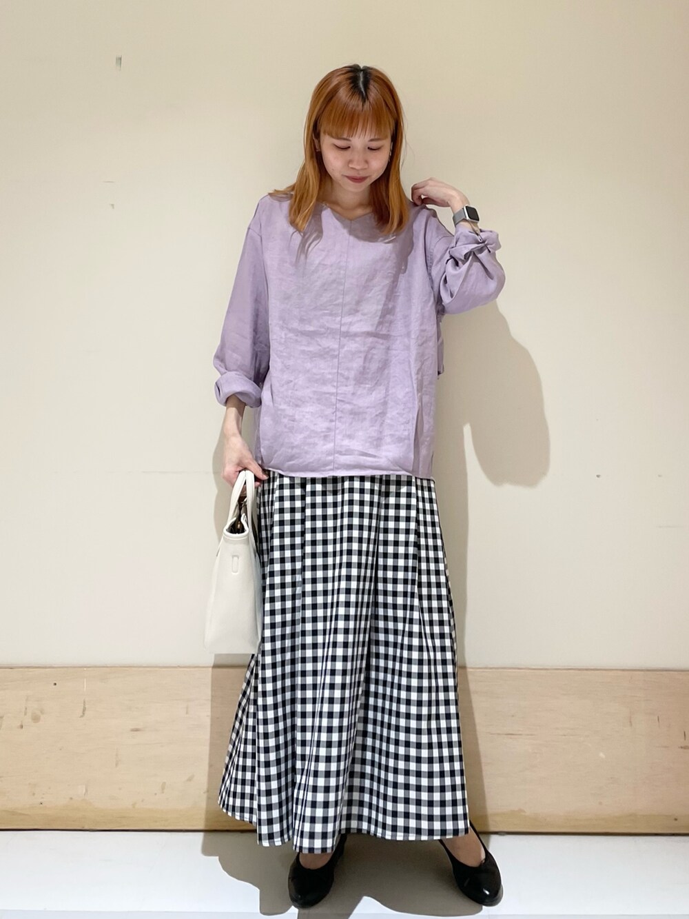 ホワイト系のトートバッグ、その他のスカート、パープル系のシャツ/ブラウスを着用したレディースの春コーディネートの2枚目の写真